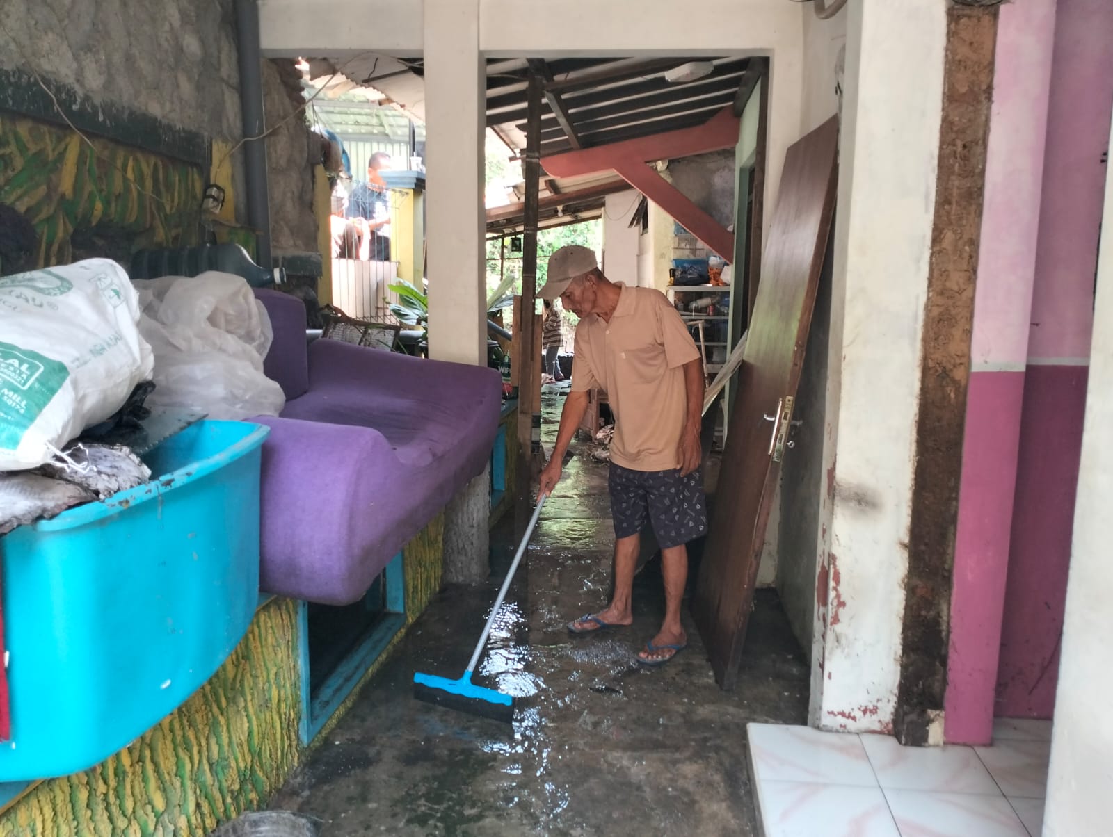 Warga bekerja bakti membersihkan sampah pasca longsor dan banjir di Karanganyar Legok RT 6 RW 4 Kelurahan Karanganyar Gunung Kecamatan Candisari, Sabtu (13/9).