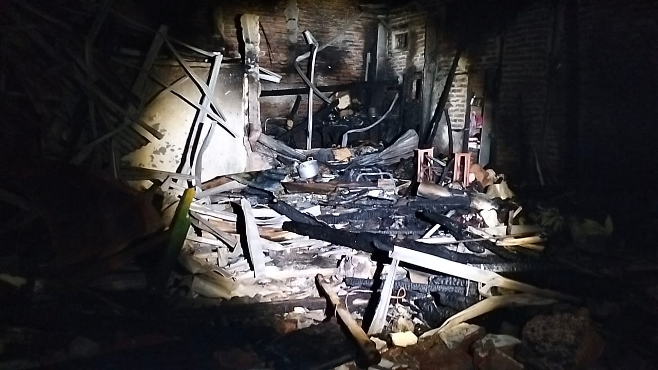 Rumah Siti Khatimah, warga Jomblang Perbalan, RT 8 RW 2, Kelurahan Candi, Kecamatan Candisari ludes terbakar, Sabtu (13/9) petang. (Figur Ronggo Wassalim/Jawa Pos Radar Semarang)