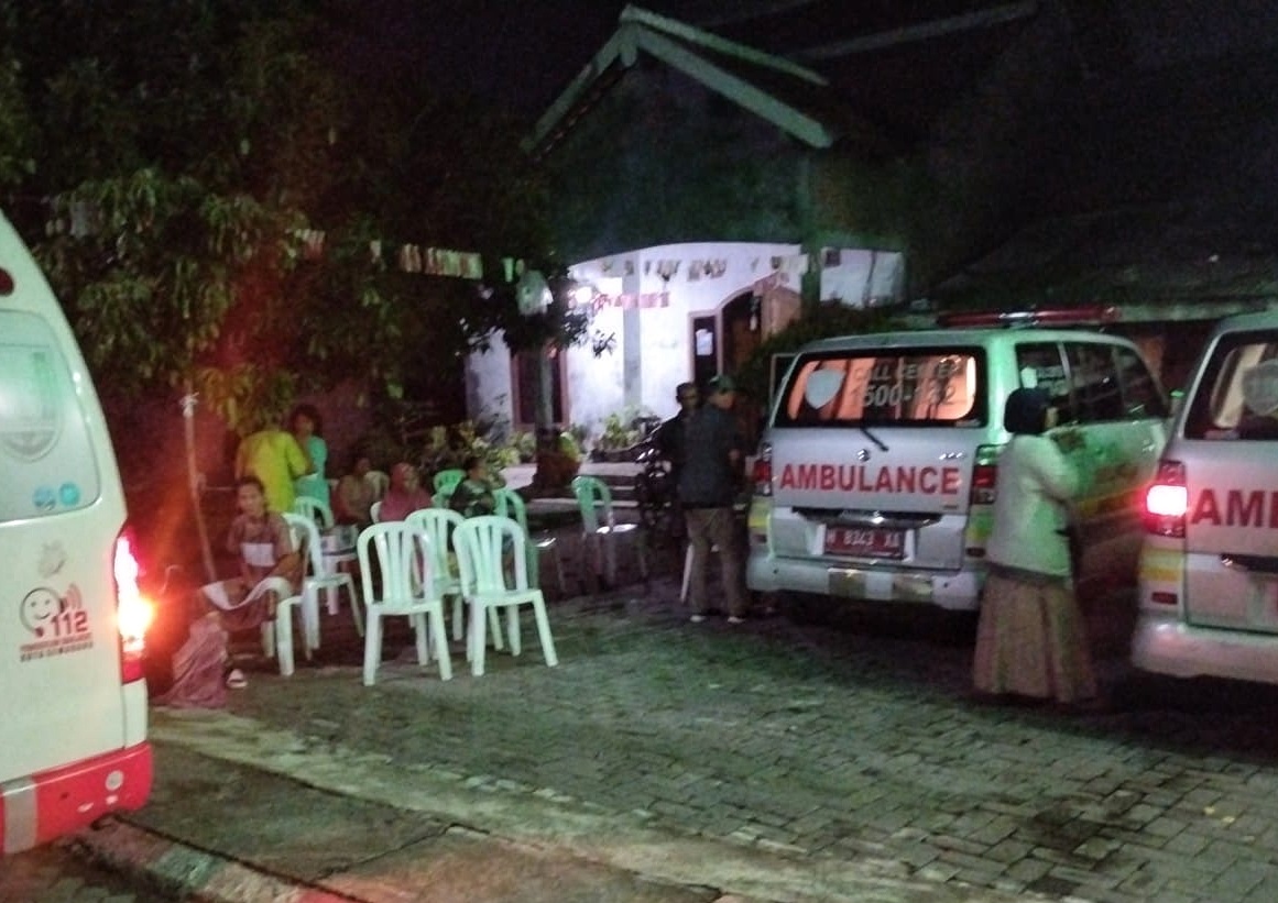 Ambulan hebat Kota Semarang dan petugas medis mendatangi lokasi kejadian