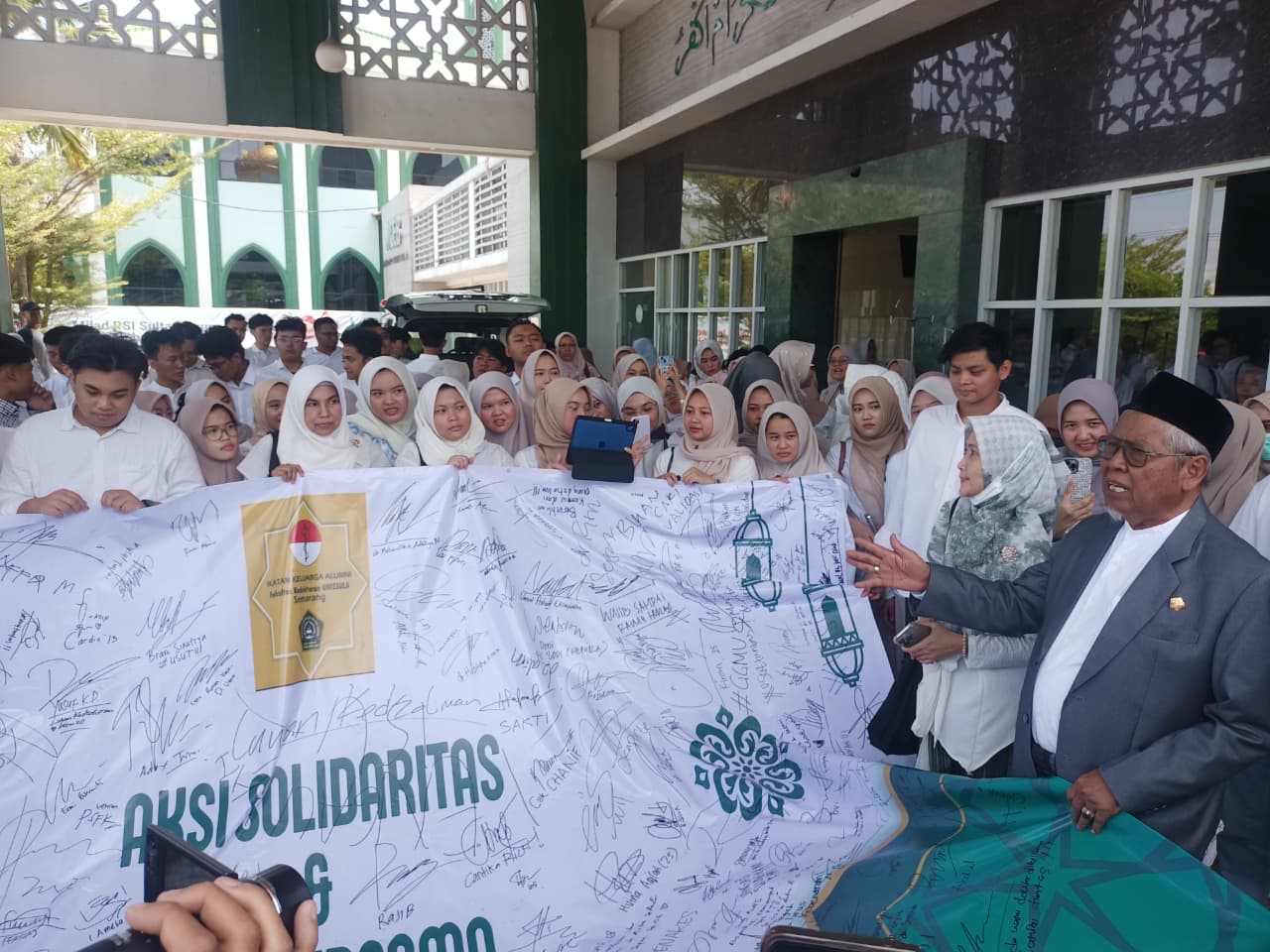 Ratusan mahasiswa, alumni Fakultas Kedokteran (FK) Unissula dengan menggelar aksi solidaritas dan doa bersama di Masjid Hamidun Kasim, Minggu (14/9/2025).