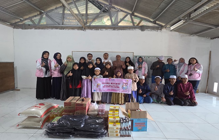 AKSI PEDULI SESAMA : Srikandi PLN UPT Semarang bersama YBM memberikan bantuan Buku, Alat Tulis, serta Santunan kepada anak-anak Panti Asuhan Darul Muttaqin, Gunung Pati, Kota Semarang.