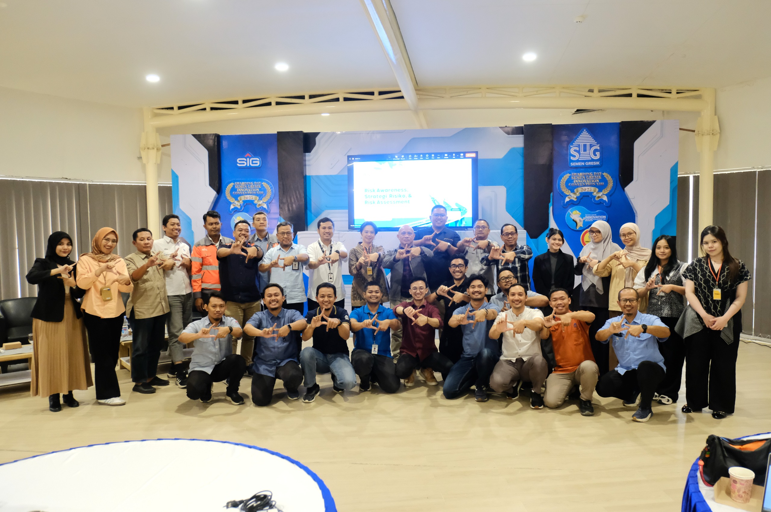 Karyawan PT Semen Gresik mengikuti kegiatan pelatihan Risk Awareness, Risk Strategy & Risk Assessment yang diikuti oleh karyawan di Rooftop Omah SG, Pabrik Rembang (11/9).