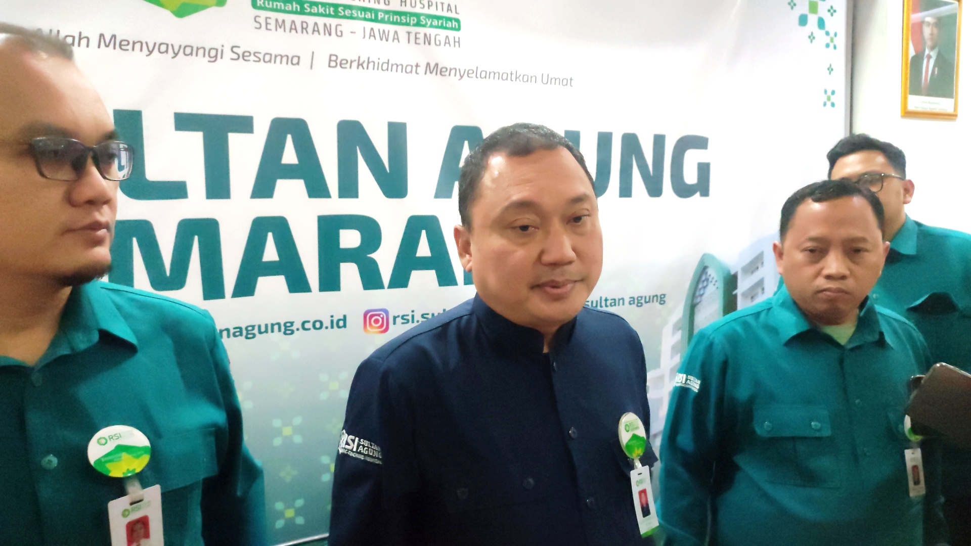 Direktur Utama RSI Sultan Agung dr Agus Ujianto memberikan keterangan pers atas kasus kekerasan yang dialami dr Astra oleh dosen Unissula, Senin (15/9/2025).