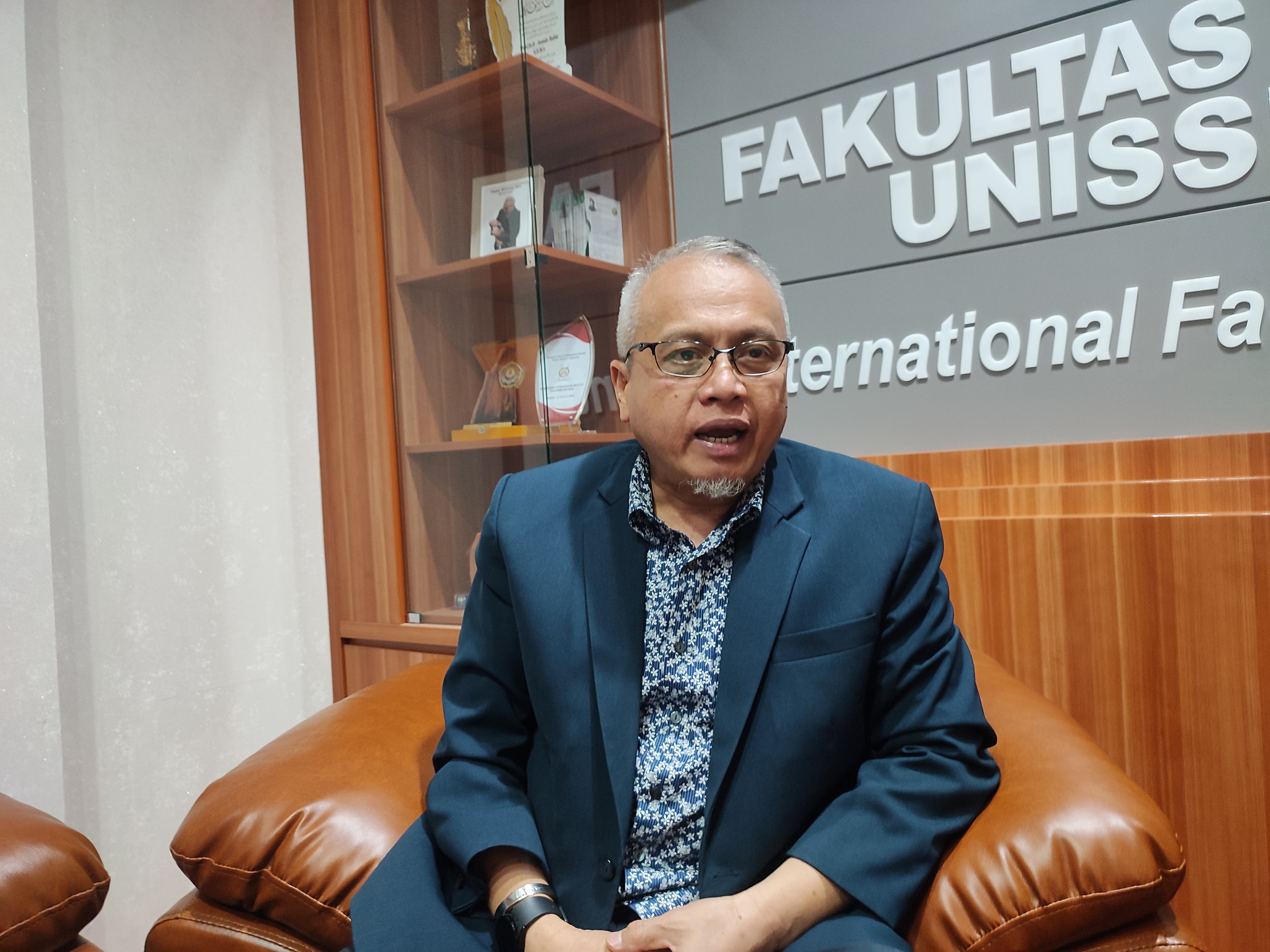 Dekan Fakultas Hukum (FH) Universitas Islam Sultan Agung (Unissula) Prof Jawade Hafidz memberikan keterangan di kantornya, Senin (15/9/2025).