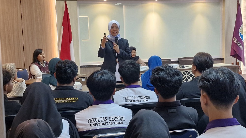 Kepala BPJS Kesehatan Cabang Maya Susanti menyapa mahasiswa Fakultas Ekonomi Untidar, Senin (15/9/2025).