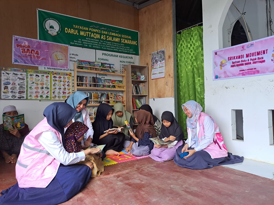 TINGKATKAN LITERASI : Srikandi PLN UPT Semarang bersama YBM mengajak anak-anak Panti Asuhan Darul Muttaqin, Gunung Pati, Kota Semarang membaca bersama.