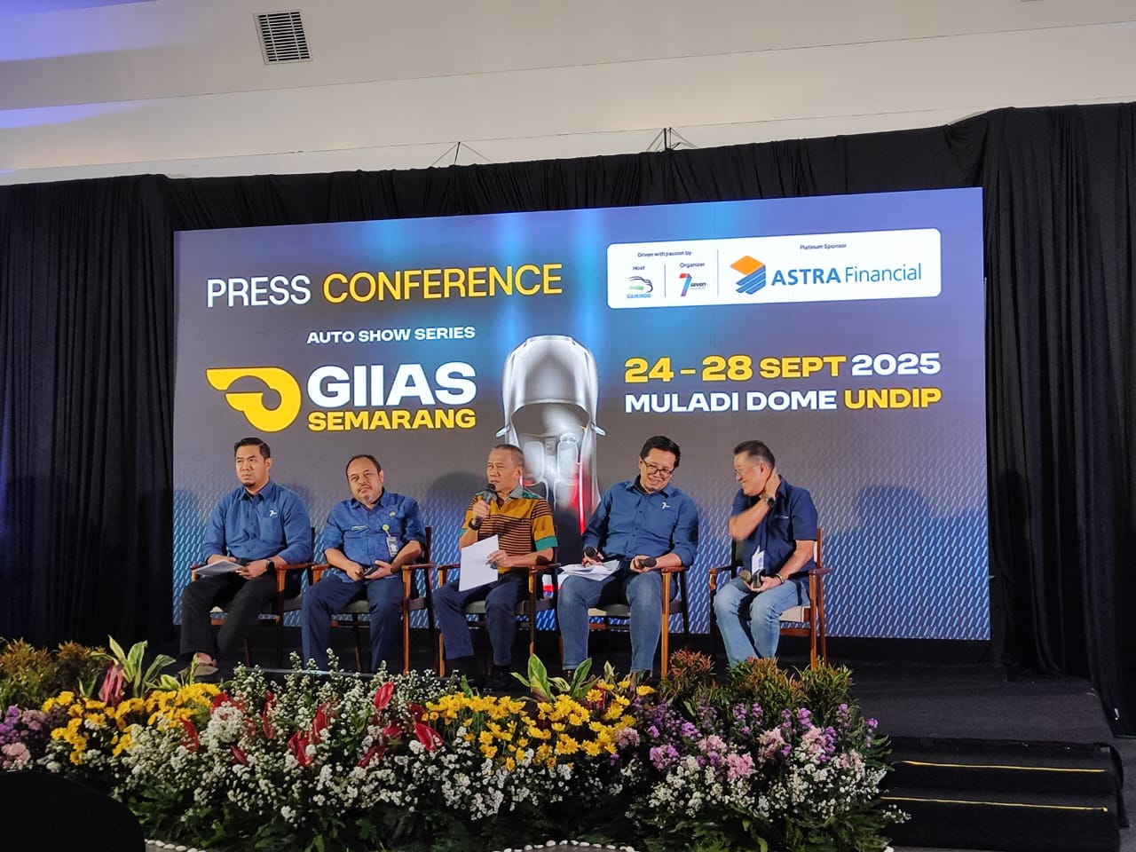 Kabid PKB Bapenda Jateng Danang Wicaksono (kedua dari kiri) dan Sekretaris Umum Gaikindo Kukuh Kumara (ketiga dari kanan) beserta jajaran paparkan penyelenggaraan GIIAS 2025.