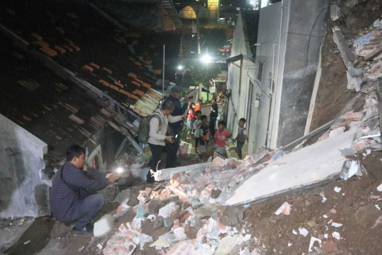 Longsor di Jalan Sri Rejeki Timur Raya Gang 11 Semarang Barat. (Nurchamim/Jawa Pos Radar Semarang)