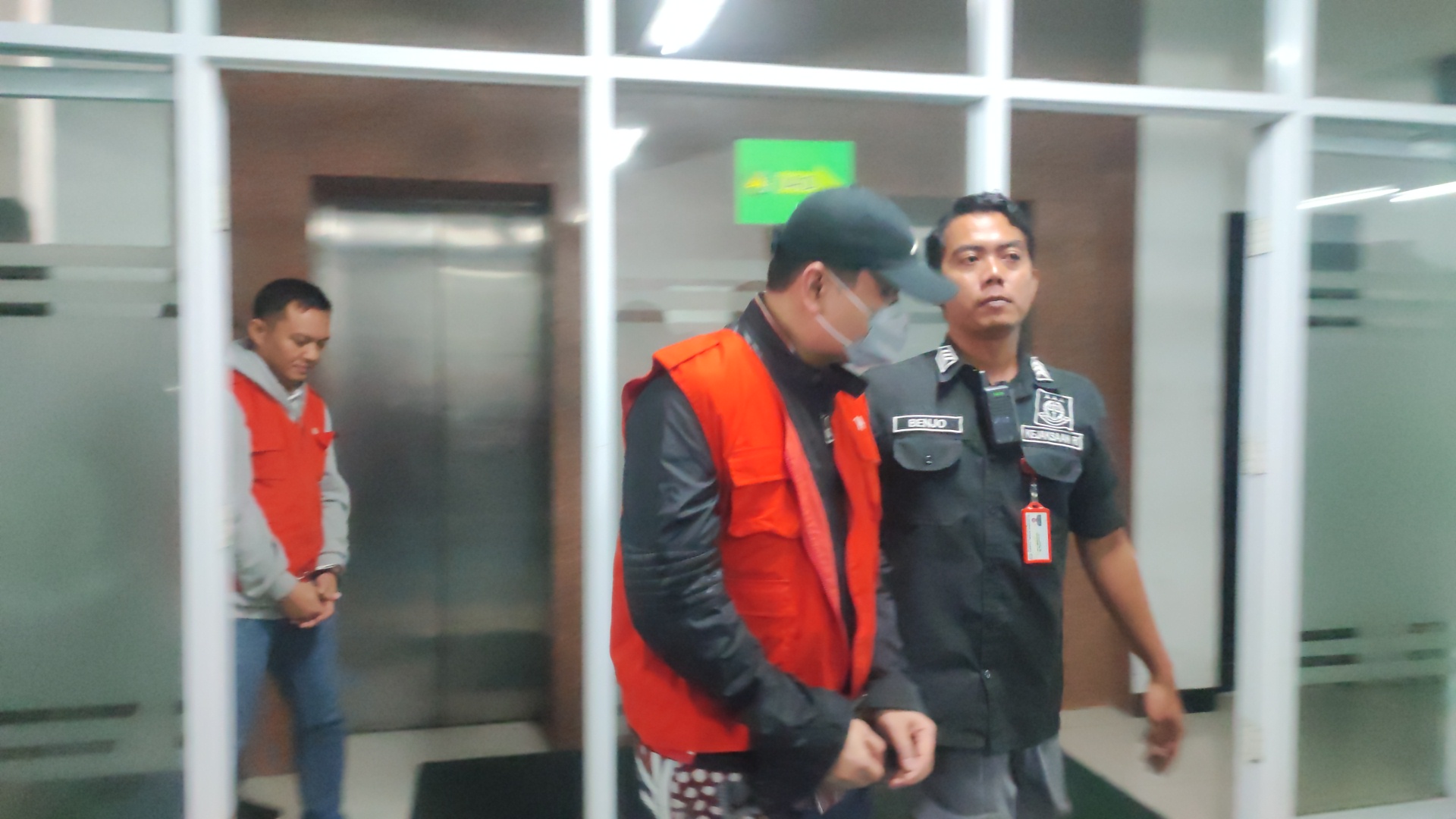 Tersangka kasus dugaan korupsi PT Sritex saat di gelandang menuju mobil tahanan di Kejati Jateng, Selasa (16/9/2025).