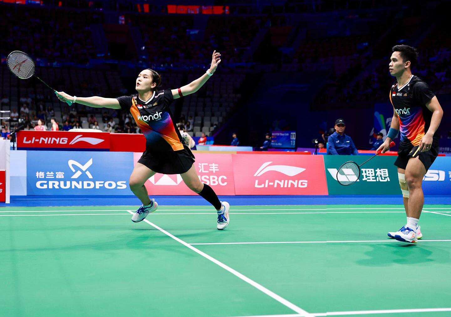 Amri Syahnawi/Nita Violina Marwah melaju ke babak 16 besar China Masters 2025 setelah mengalahkan wakil Inggris, Callum Hemming/Estelle Van Leeuwen dua gim langsung.