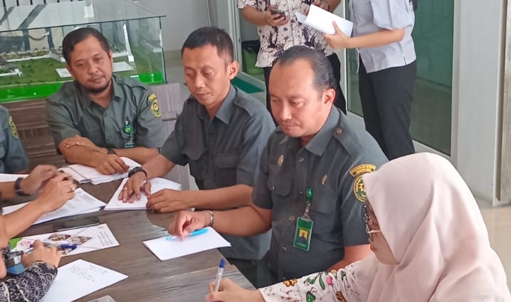 Juru Sita PN Semarang saat melakukan sita eksekusi 348 sertifikat atas nama PT MAP, Rabu (17/9/2025).