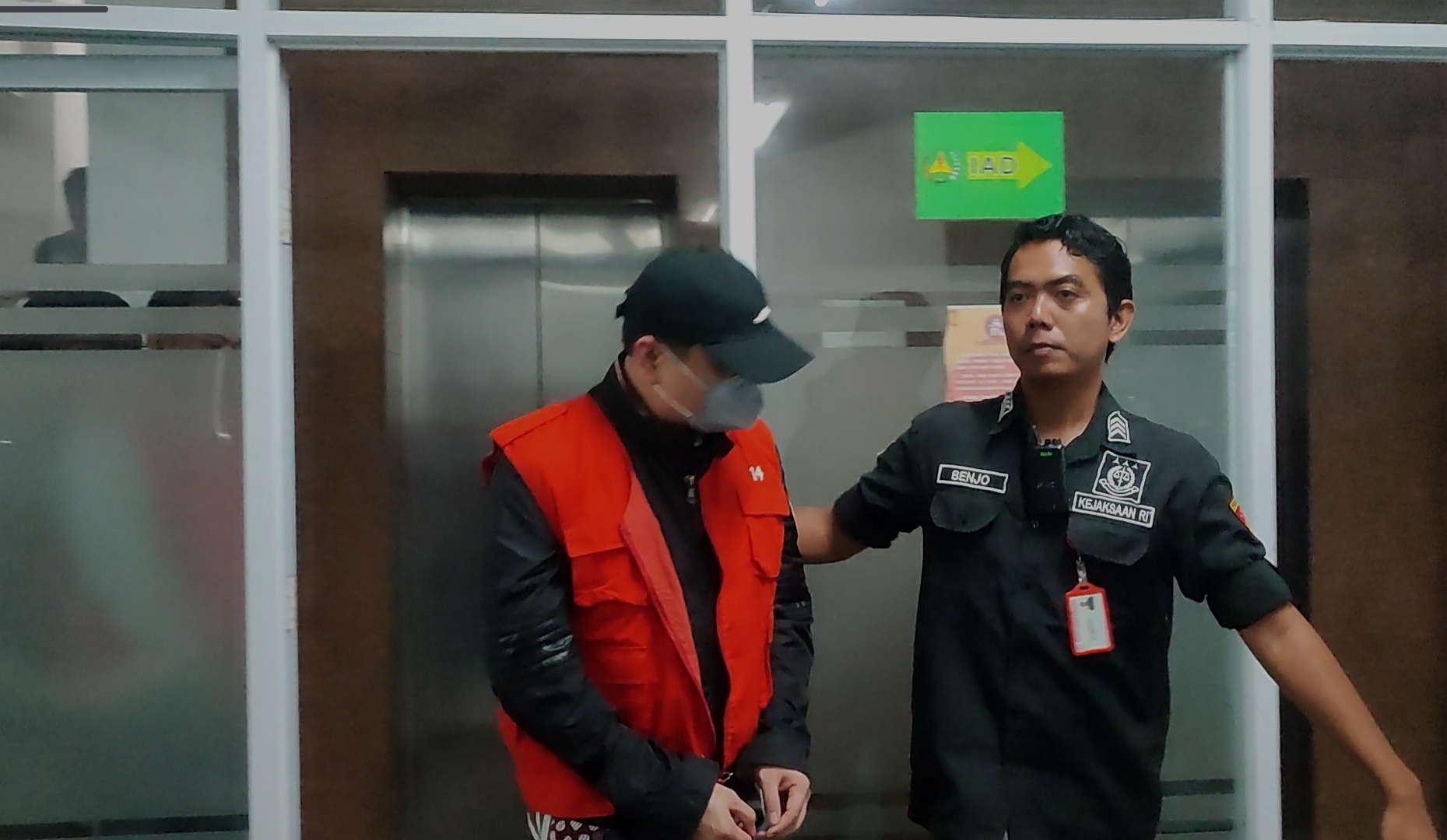 Bos Sritex, Iwan Setiawan Lukminto saat di gelandang mobil tahanan di Kejati Jateng, Selasa (16/9/2025).