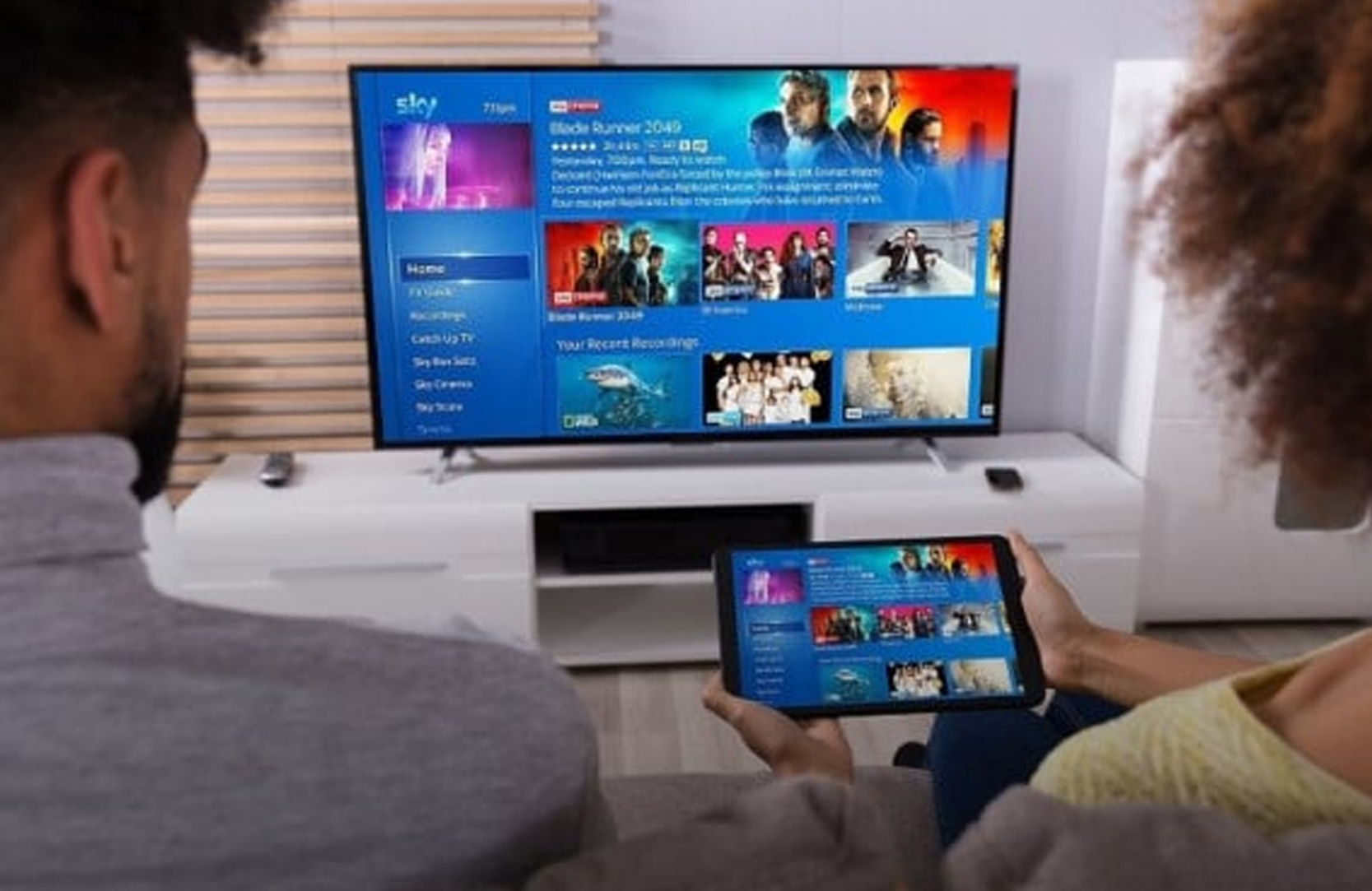 menghubungkan tablet, ponsel pintar Android atau iOS, serta konsol game ke TV