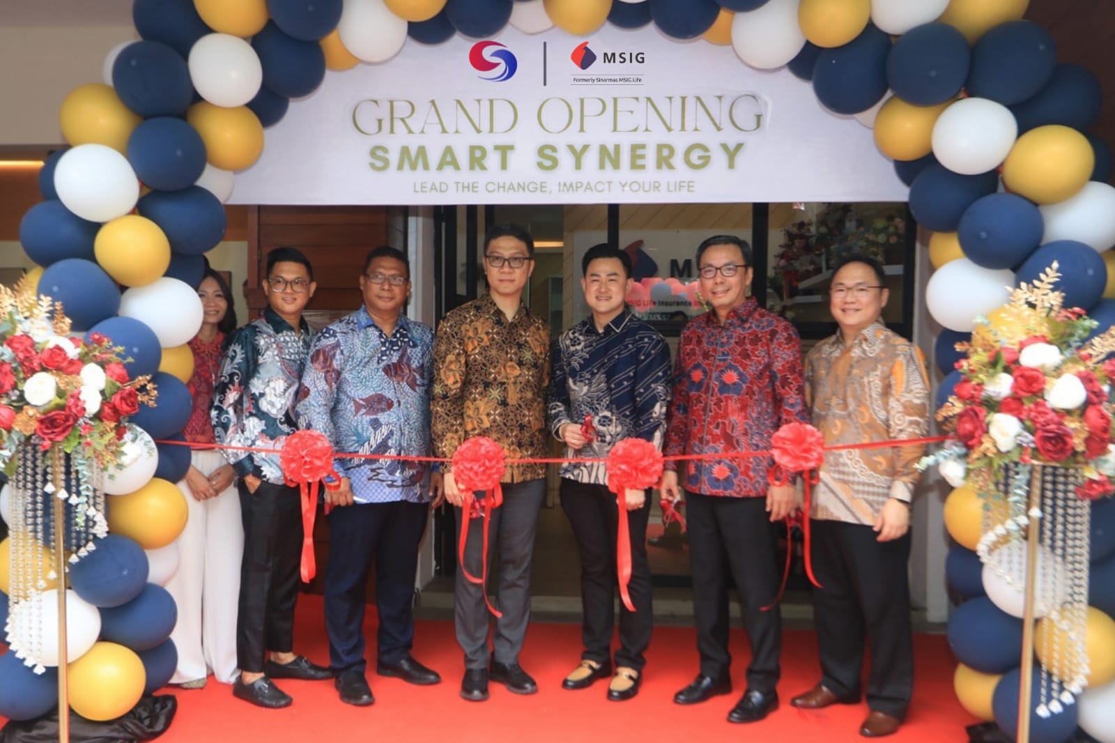 AGEN SEMARANG: Dari kiri ke kanan Ferry Tjong, Oentung Yuliantho Sosro, Wianto Chen, Darwin Halim, Herman Sulistyo, serta Jiu Kian, meresmikan kantor keagenan MSIG Life di Semarang.