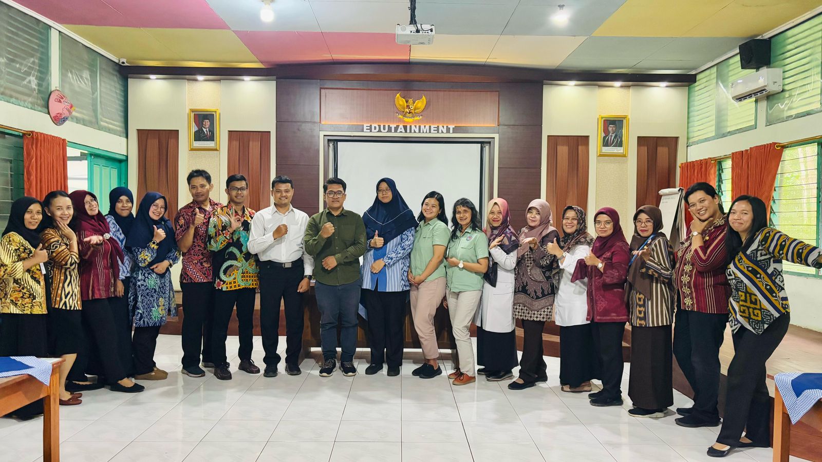 Kegiatan pengabdian kepada masyarakat yang digelar dosen Bahasa Inggris Unnes di SMAN 3 Salatiga.  &nbsp;