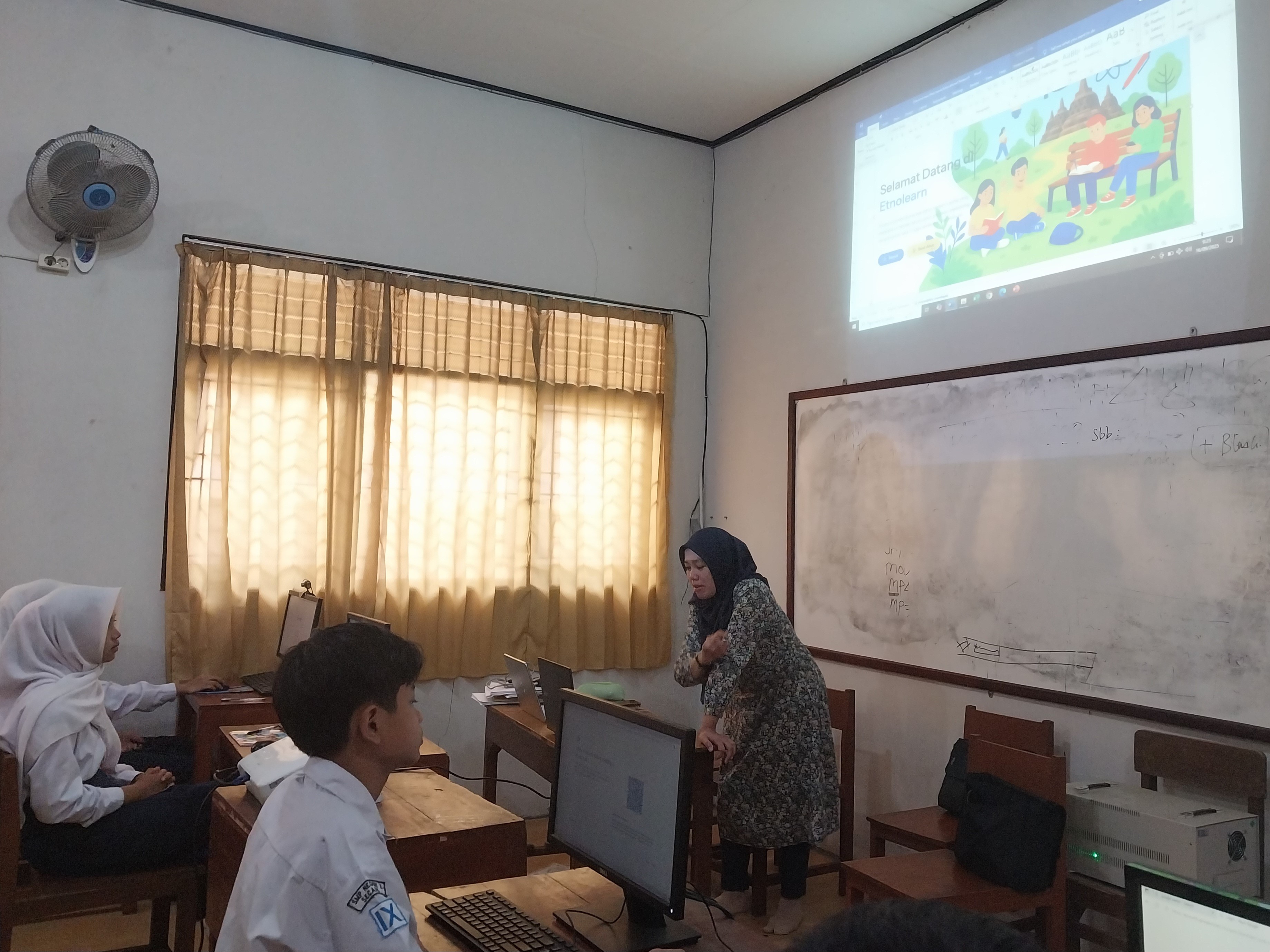 Dosen Untidar mengadakan pengabdian masyarakat dengan penguatan program sekolah berbasis riset dan inovasi di SMPN 3 Secang Kabupaten Magelang.