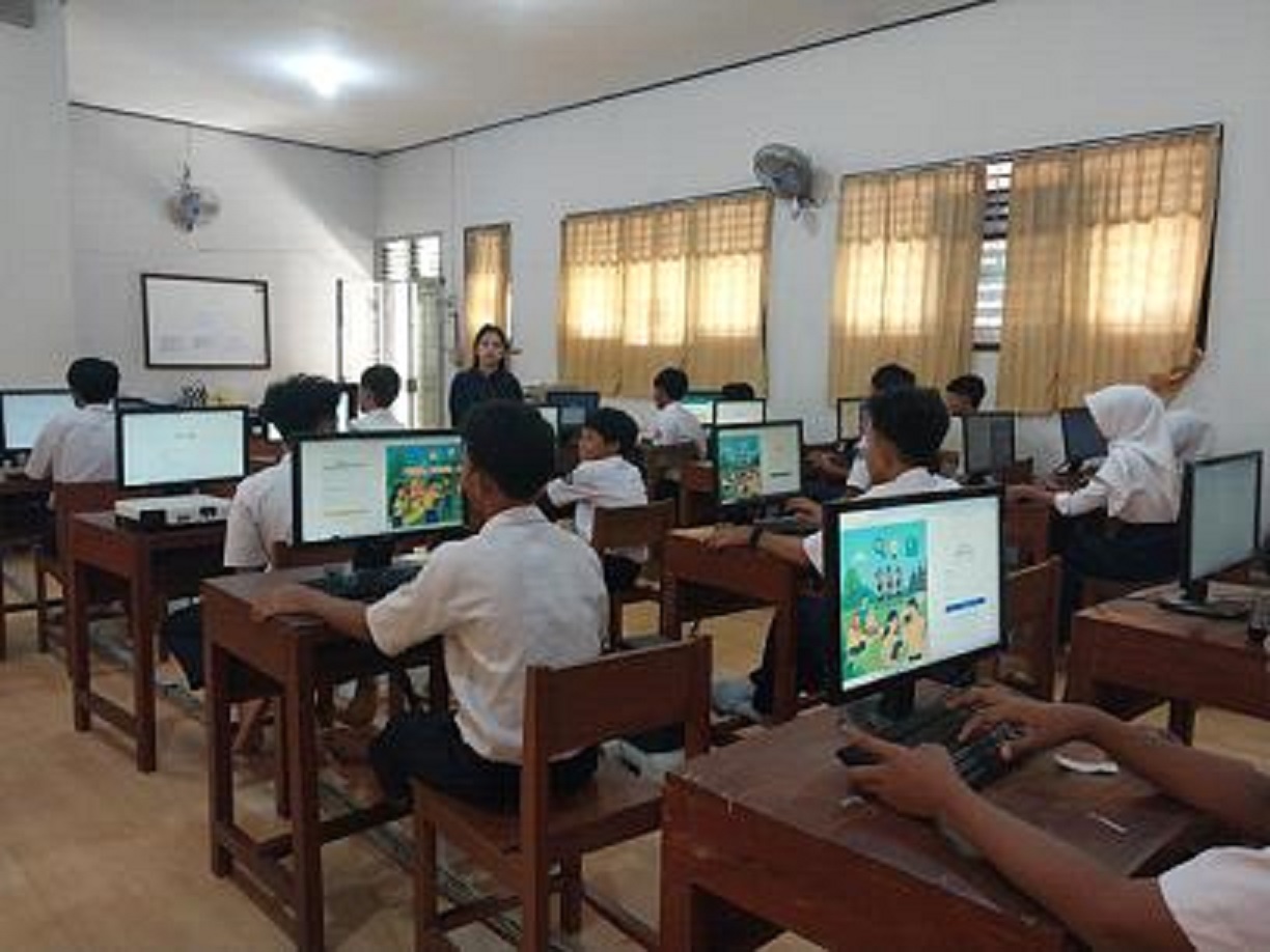 Siswa SMPN 3 Secang Kabupaten Magelang mengikuti pembelajaran integrasi budaya lokal pada materi KIR melalui riset berbasis web yang diadakan tim Pengabdian Masyarakat Untidar.