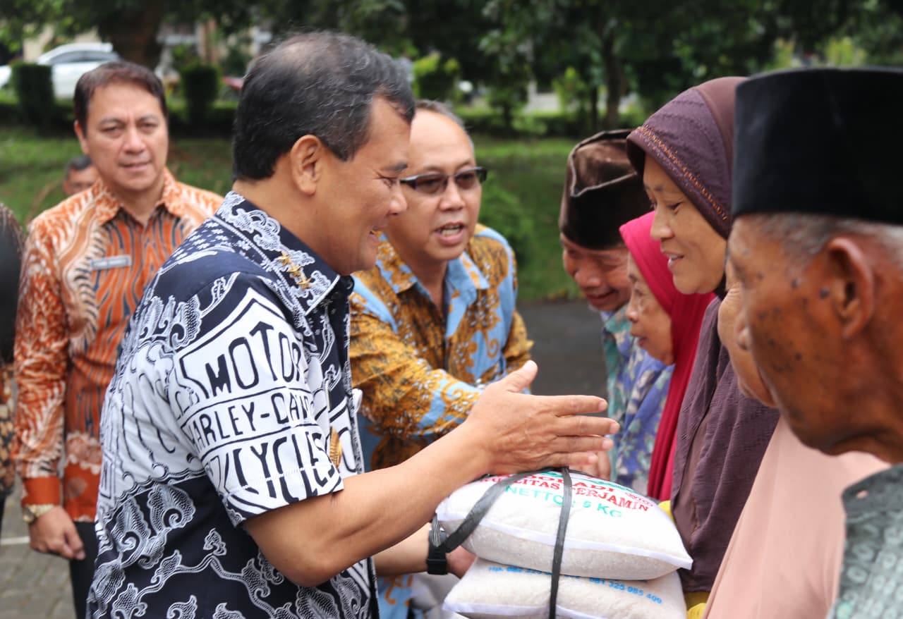 Gubernur Jawa Tengah, Ahmad Luthfi menyerahkan bantuan beras sebanyak 6 ton kepada 600 orang yang masuk kategori kelompok rentan di Kompleks Tarubudaya, Ungaran, Kabupaten Semarang, Kamis, 18 Sept 25