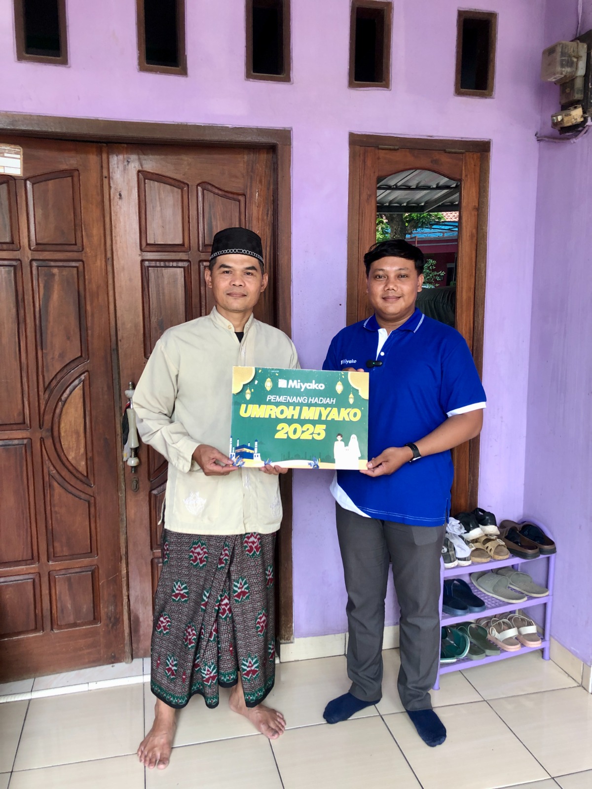 HADIAH UMRAH : Salah satu warga menjadi pemenang undian program promosi &ldquo;Beli Kipas Angin Miyako Bisa Berangkat Umroh&rdquo; dari Miyako Indonesia.