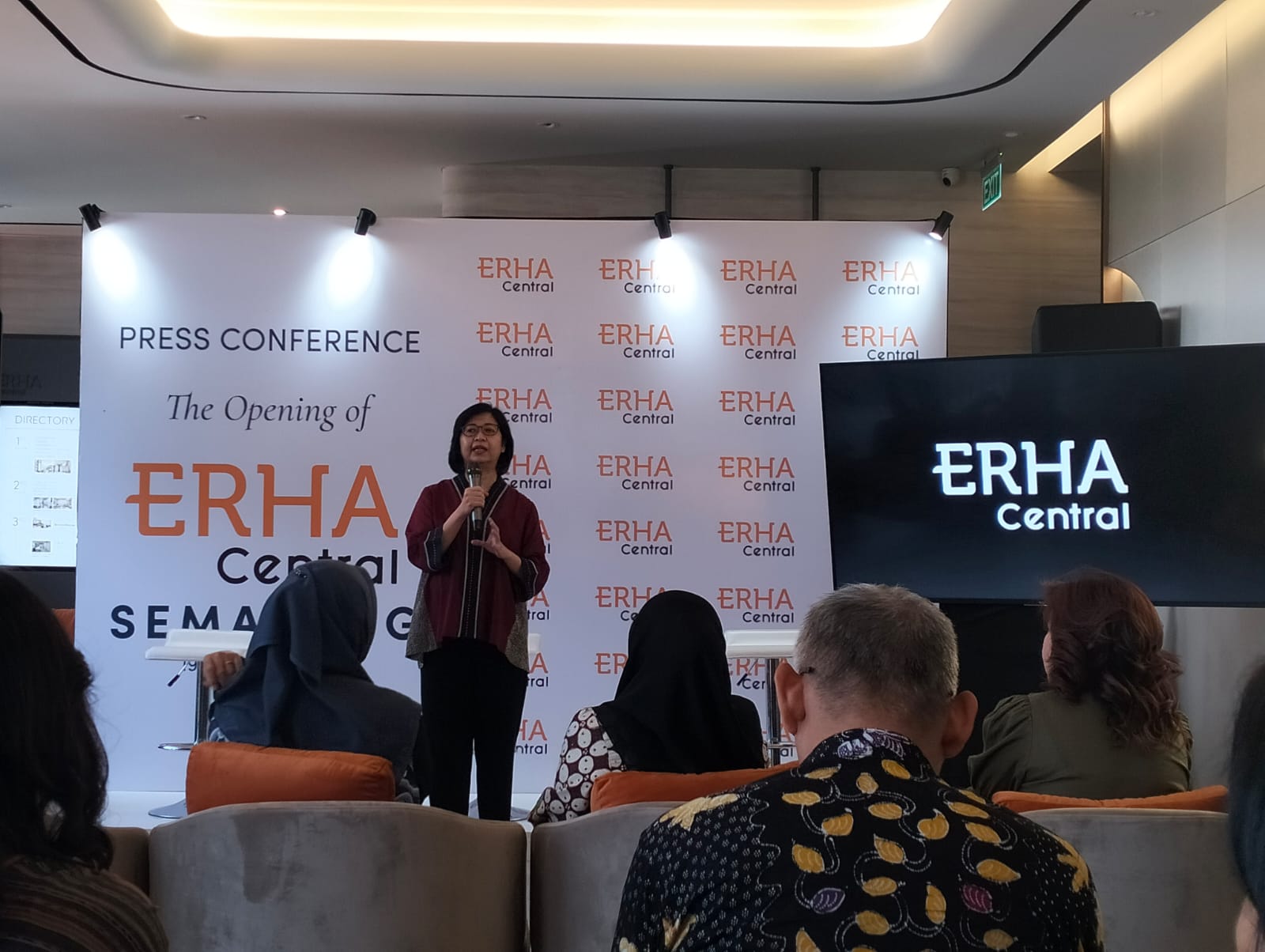 PERAWATAN: Seorang pelanggan mendapatkan perawatan saat Grand opening ERHA Central Semarang.