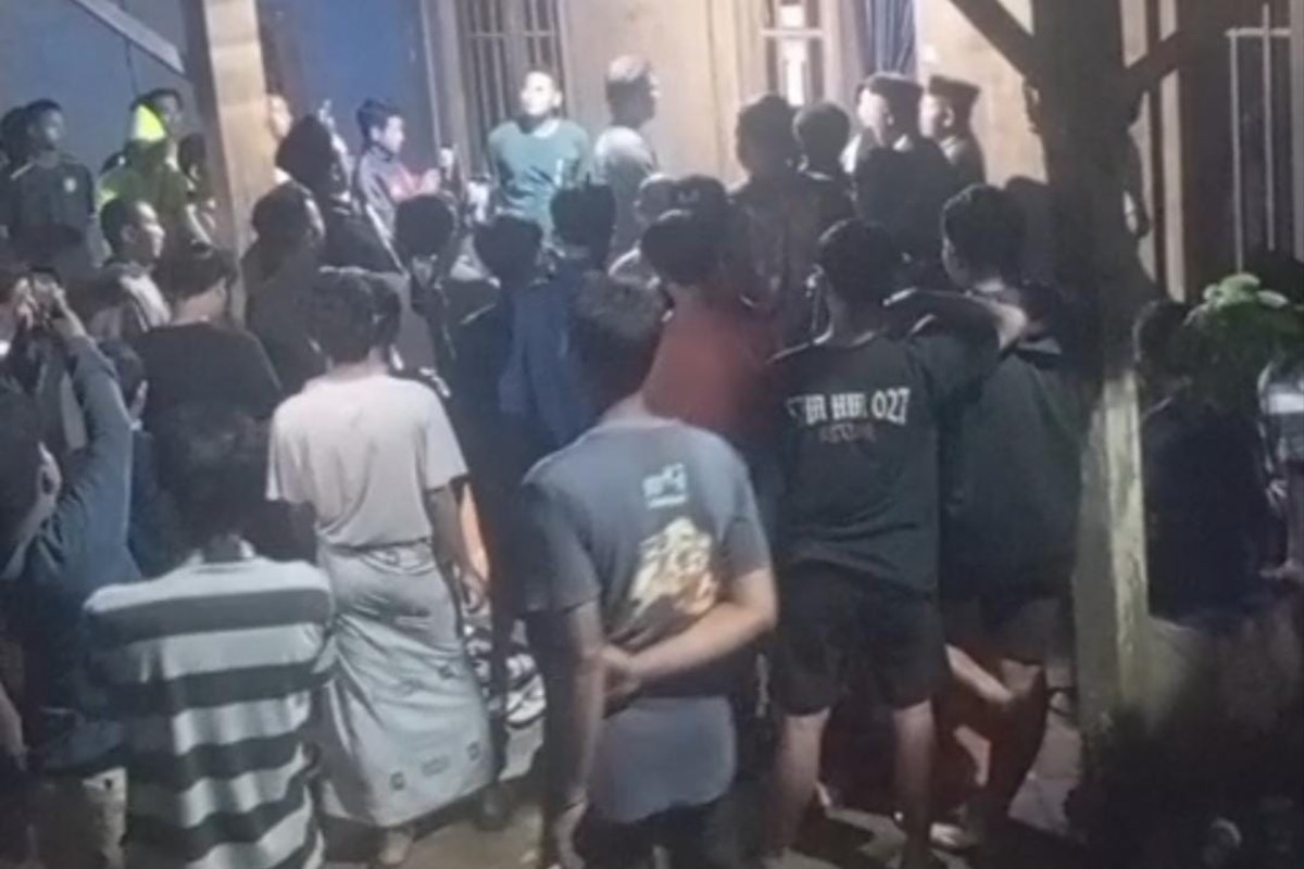 Ratusan Warga Geruduk Rumah Kades dan Ketua BPD Tunggulsari, Teriakkan &ldquo;Lengser!&rdquo;
