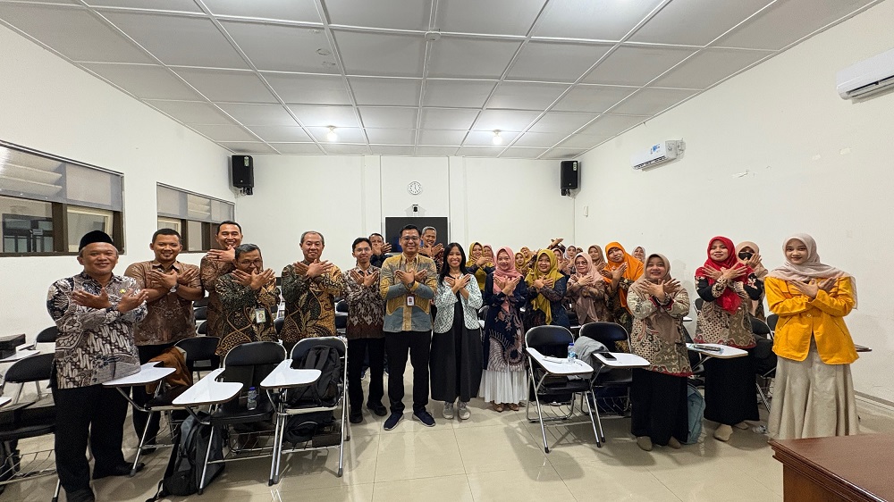 Tim dosen dan mahasiswa Universitas Tidar berfoto bersama dengan para guru MGMP Matematika MTs Provinsi Jawa Tengah 1.