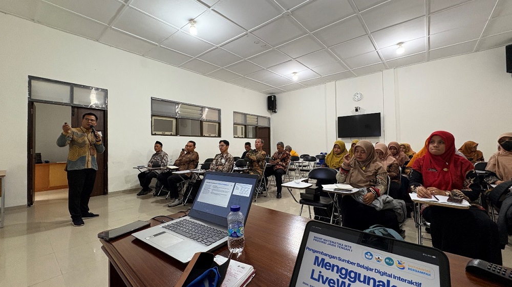 Tim dosen dan mahasiswa Universitas Tidar saat melaksanakan Program Pengabdian kepada Masyarakat dengan (PKM) kepada guru MGMP Matematika MTs Provinsi Jawa Tengah 1.