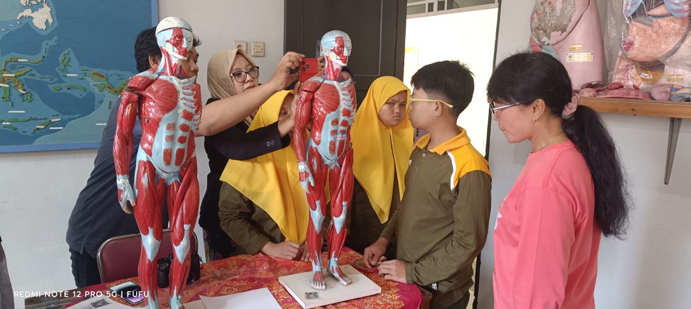 Tim dosen UMK menjelaskan Media Anatomy-Based Literacy Terintegrasi Multimodal Counseling kepada guru dan penerima manfaat di PPSDSN Pendowo Kudus.