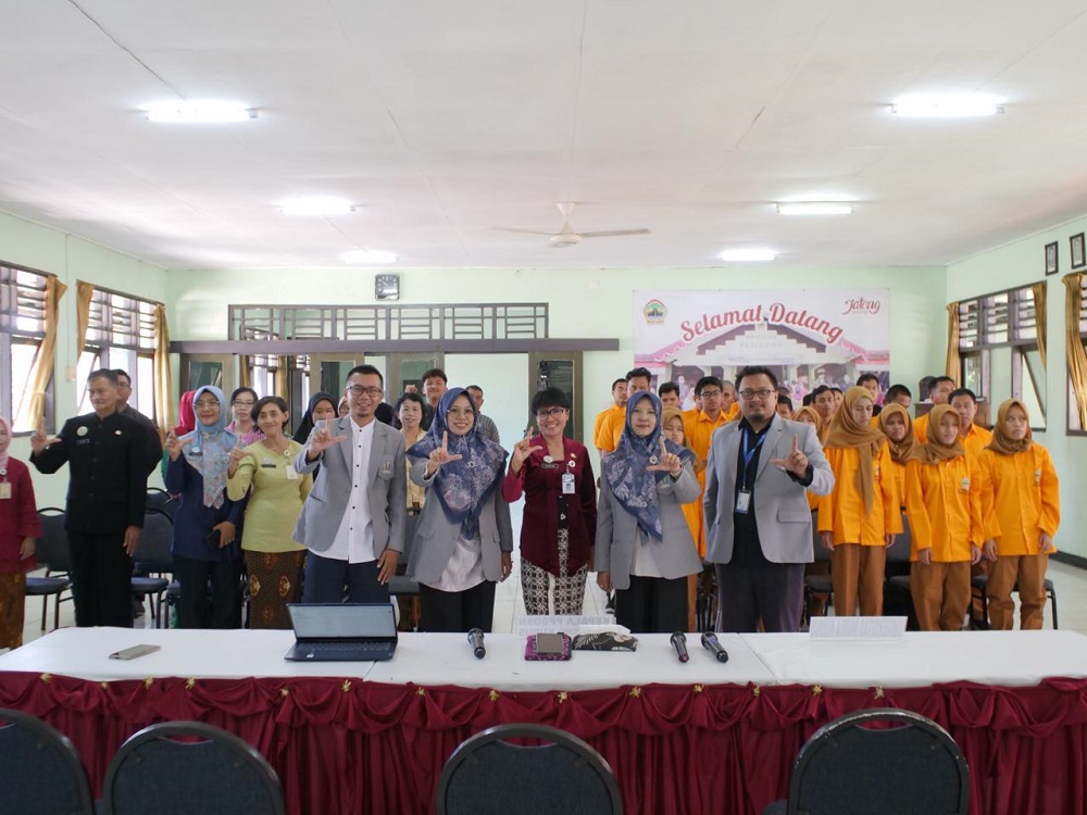 Tim dosen UMK bersama para guru dan penerima manfaat di PPSDSN Pendowo Kudus.