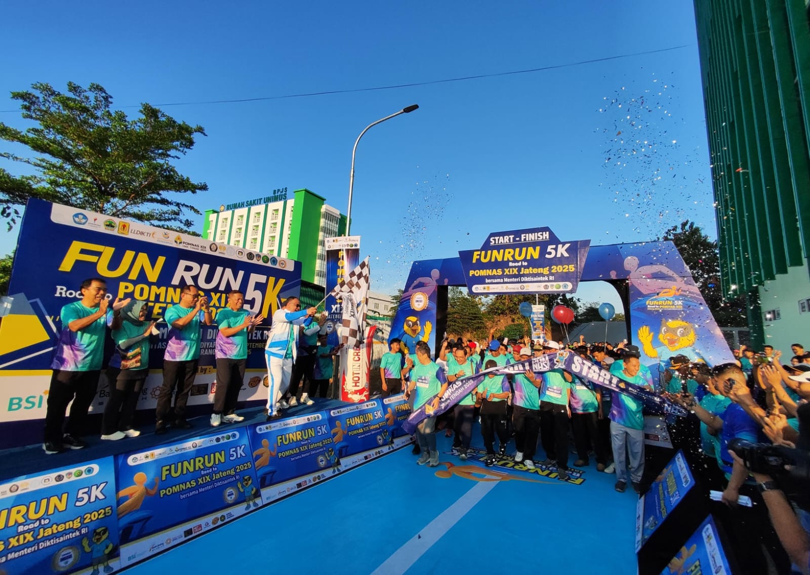 Flag off: Dirjen Dikti Khairul Munadi  kibarkan bendera tandai dimulainya Fun Run 5K di Unimus yang menjadi rangkaian POMNAS XIX 2025.