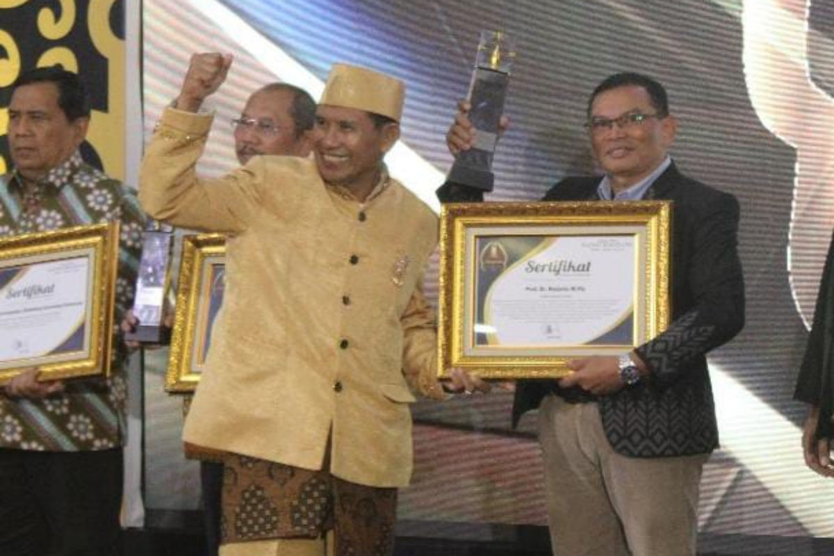Prof. Rasimin Dinobatkan sebagai Pendidik Inspiratif Era Digital di Malam Anugerah Jawa Pos Radar Semarang 2025