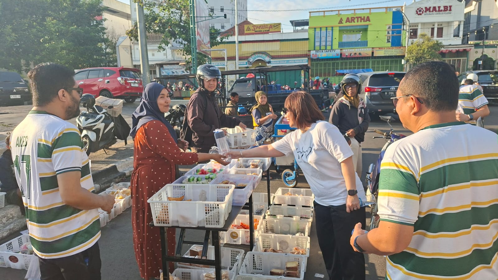 Pedagang Pasar Johar mendapatkan tumbler gratis dari BPJS Ketenegakerjaan Jateng yang mengajak kampanye kurangi sampah plastik.