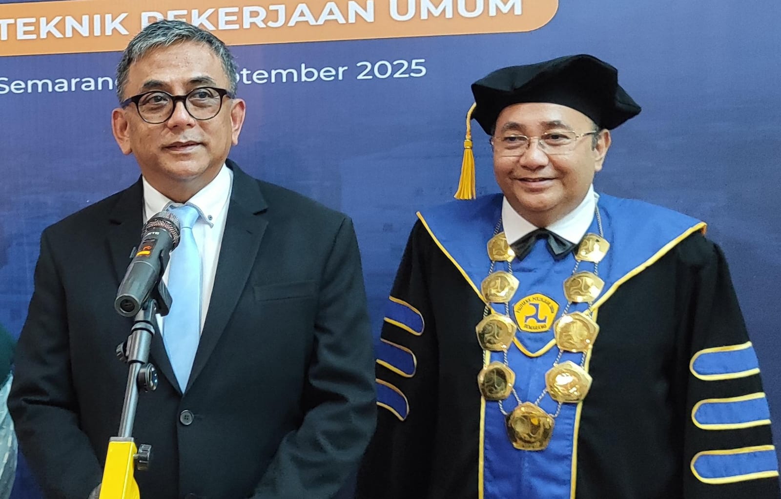 (Kiri-kanan) Kepala BPSDM Kementerian Pekerjaan Umum Apri Artoto dan Direktur PUtech Ir Brawijaya, usai mewisuda 191 lulusan Putech Semarang.