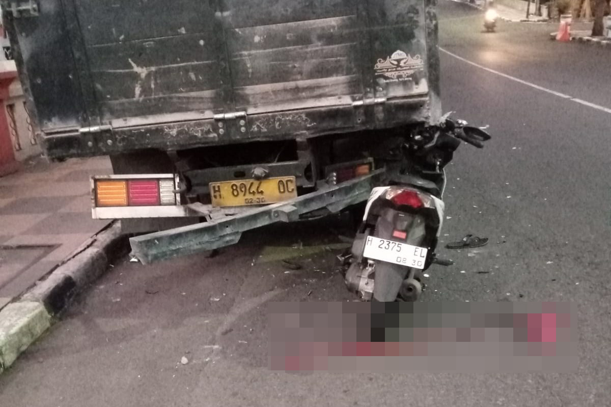 Kecelakaan Di Depan RSUD Salatiga, Pemotor Tabrak Truk yang Berhenti SALATIGA, Radar Semarang &ndash; Kecelakaan lalu lintas terjadi di Jalan Osamaliki, tepatnya di depan RSUD Kota Salatiga.