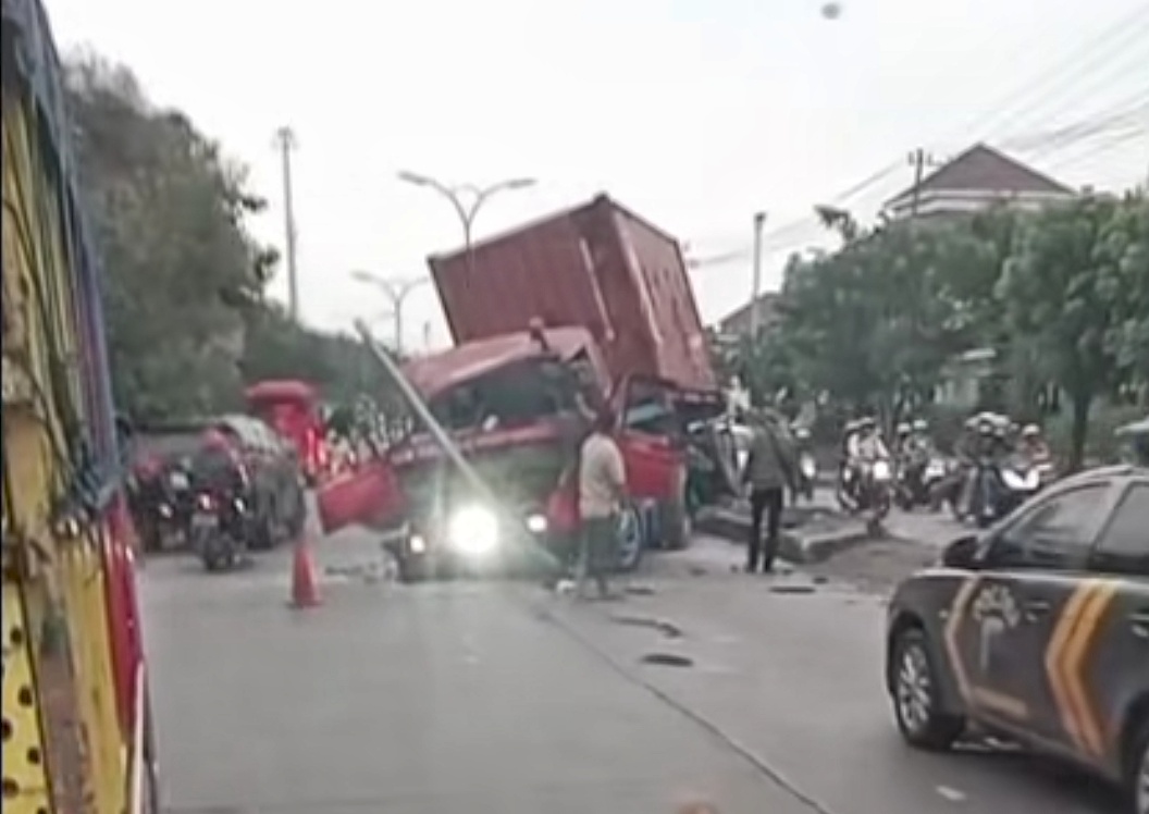 Truk melaju oleng hingga menabrak median jalan dan mobil di depan terminal mangkang