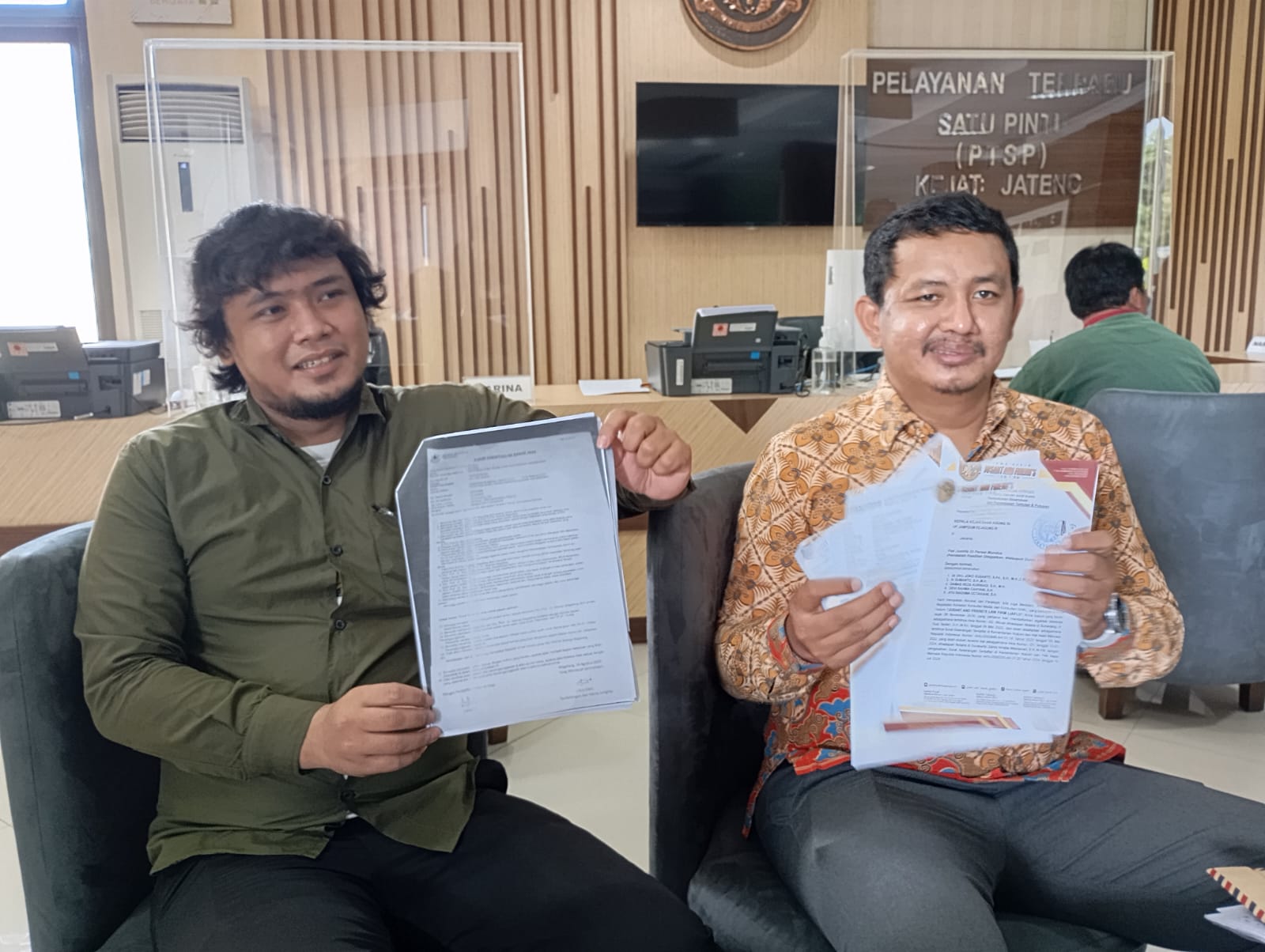 Tim kuasa hukum dari Josant and Friend&rsquo;s Law Firm (JAFLI), resmi mengajukan permohonan eksaminasi dan pembebasan tuntutan di Kejati Jateng, Senin (22/9/2025).