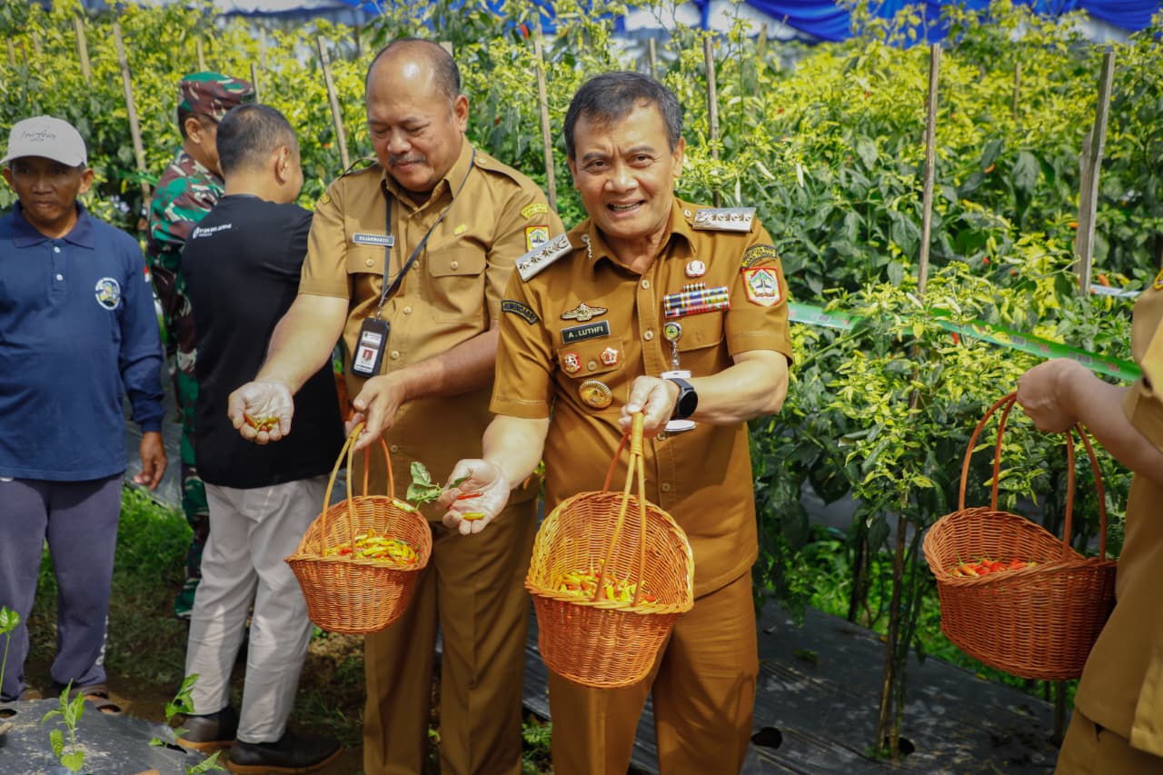Gubernur Jawa Tengah, Ahmad Luthfi disela acara Gerakan Petani Peduli Inflasi Komoditas Cabai Jawa Tengah Desa Banyusidi, Kecamatan Pakis, Kabupaten Magelang, Senin 22 September 2025.
