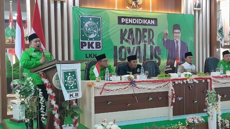 Ketua DPC PKB Demak H Zayinul Fata membuka pendidikan kader loyalis partai di gedung LP Maarif Demak.(Wahibpribadi)