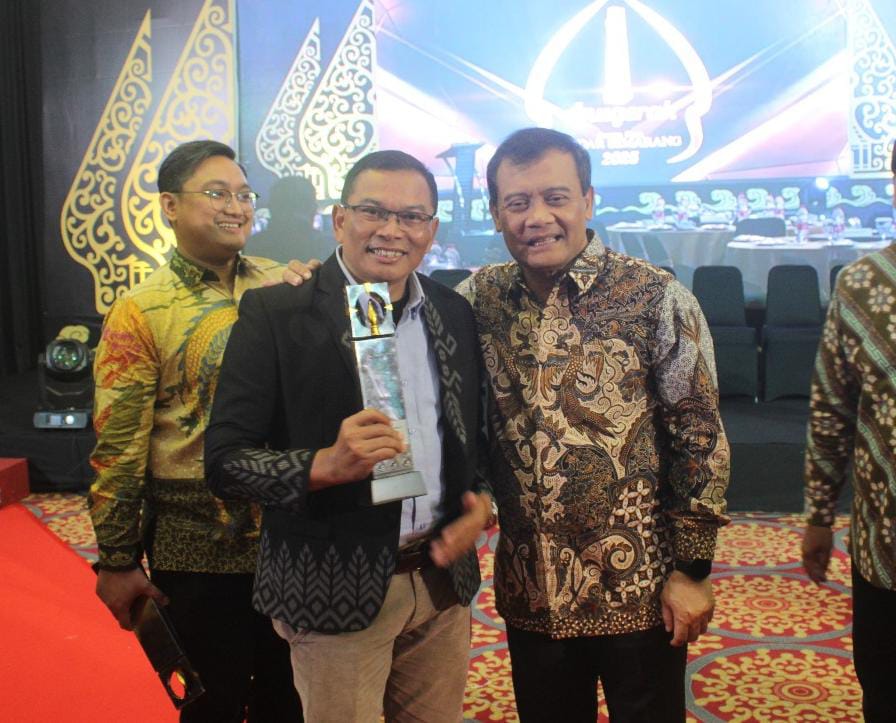Gubernur Jawa Tengah Ahmad Luthfi memberikan apresiasi kepada penerima Jawa Pos Radar Semarang award. Termasuk diantaranya adalah Prof. Dr. Rasimin, M.Pd, Dekan FTIK UIN Salatiga.