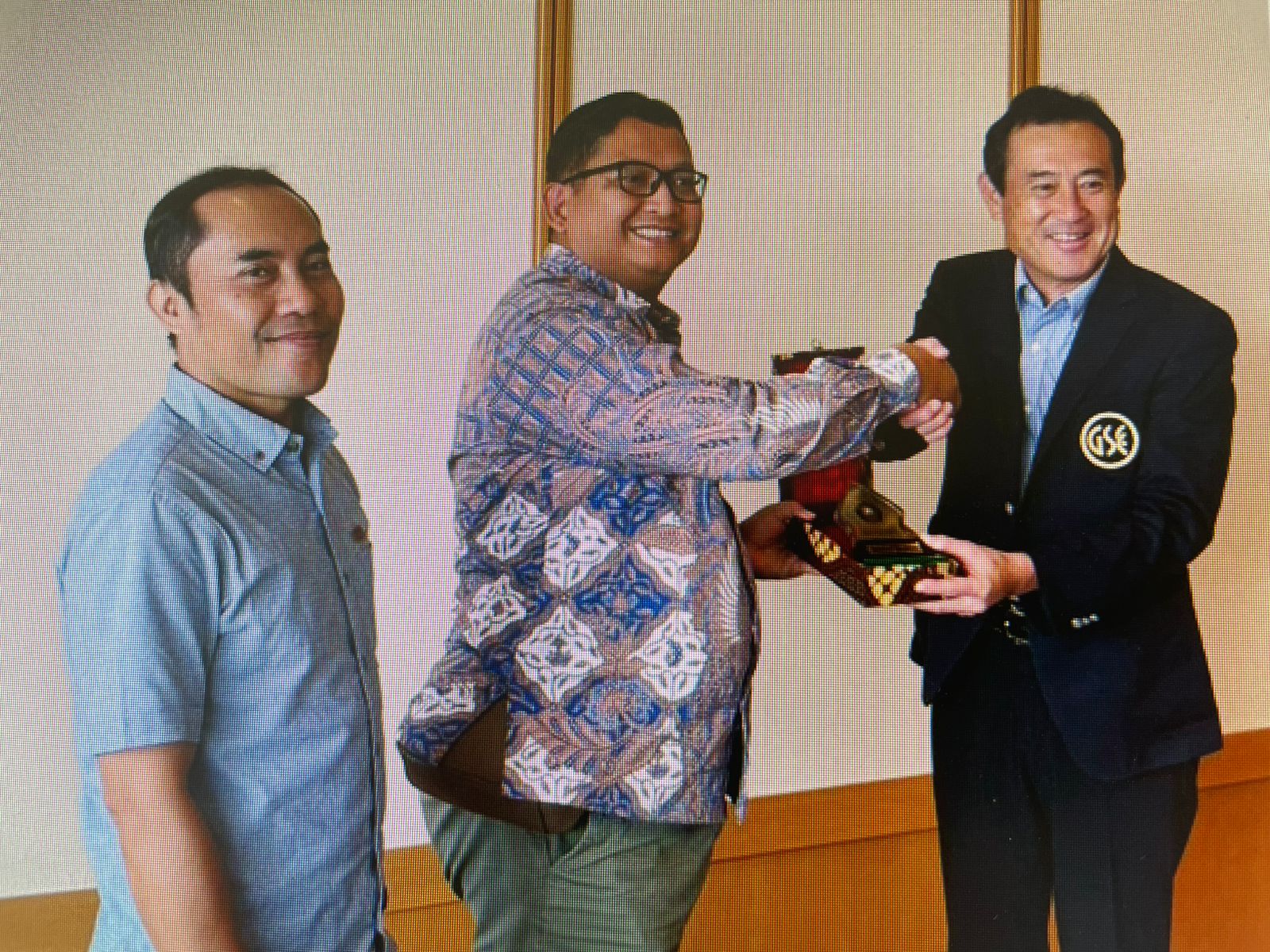 CINDERAMATA: Pemberian Cinderamata dari Dekan FIB Undio, Prof. Dr. Alamsyah, M. Hum kepada Direktur Perusahaan Olahraga Golf di Gifu.