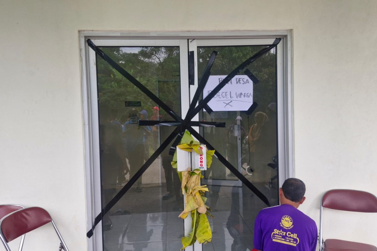 Kades Tunggulsari Kabur, Balai Desa Disegel, BPD dan Karang Taruna Mundur Massal! KENDAL &ndash; Krisis kepemimpinan mengguncang Desa Tunggulsari, Kecamatan Brangsong. Balai desa disegel warga dengan rafia,