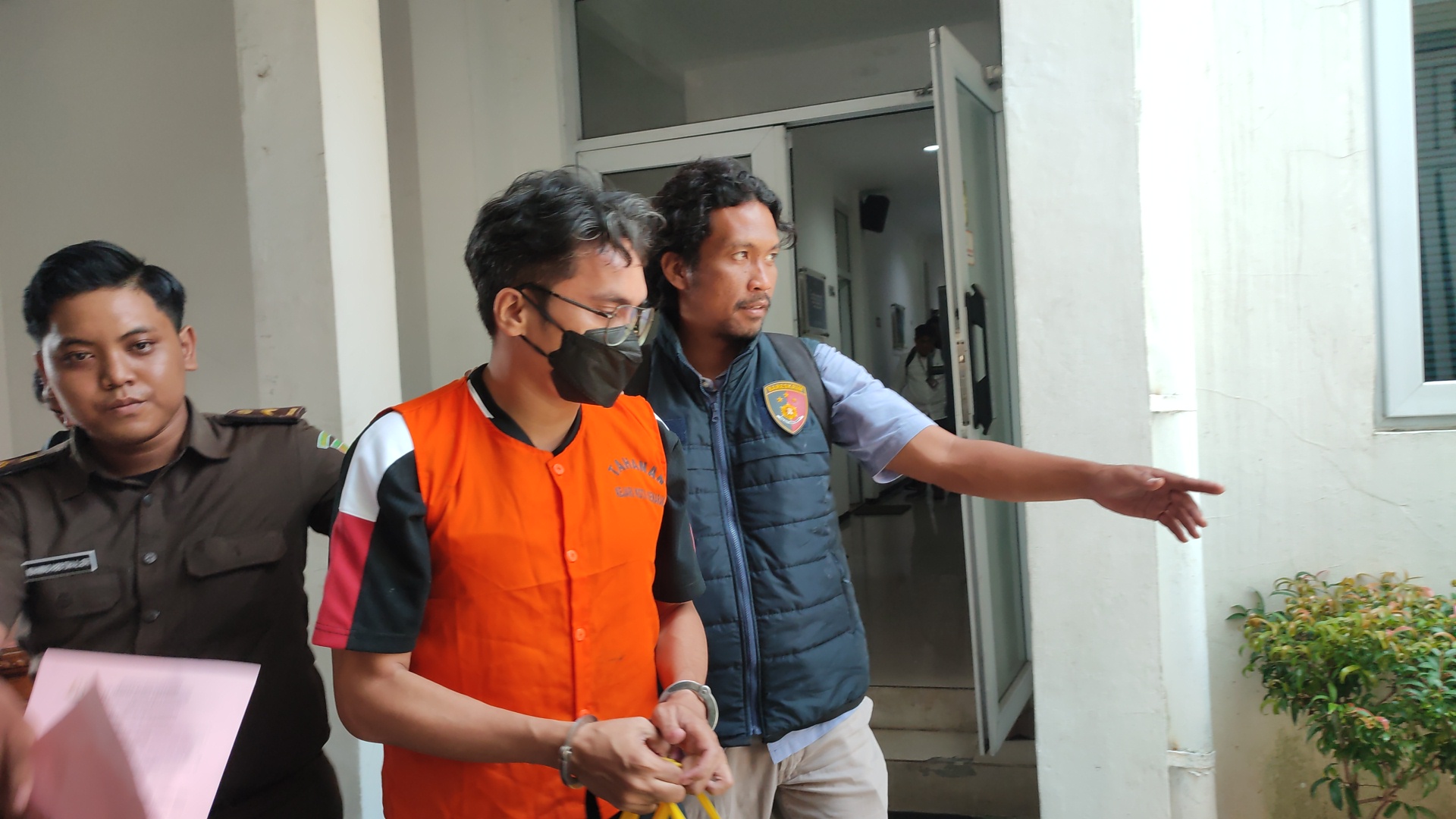 Tersangka ketiga dalam kasus penyediaan jasa tari striptis ini adalah Yani Edwin alias Jogres dilimpahkan ke Kejari Kota Semarang, Selasa (23/9/2025).