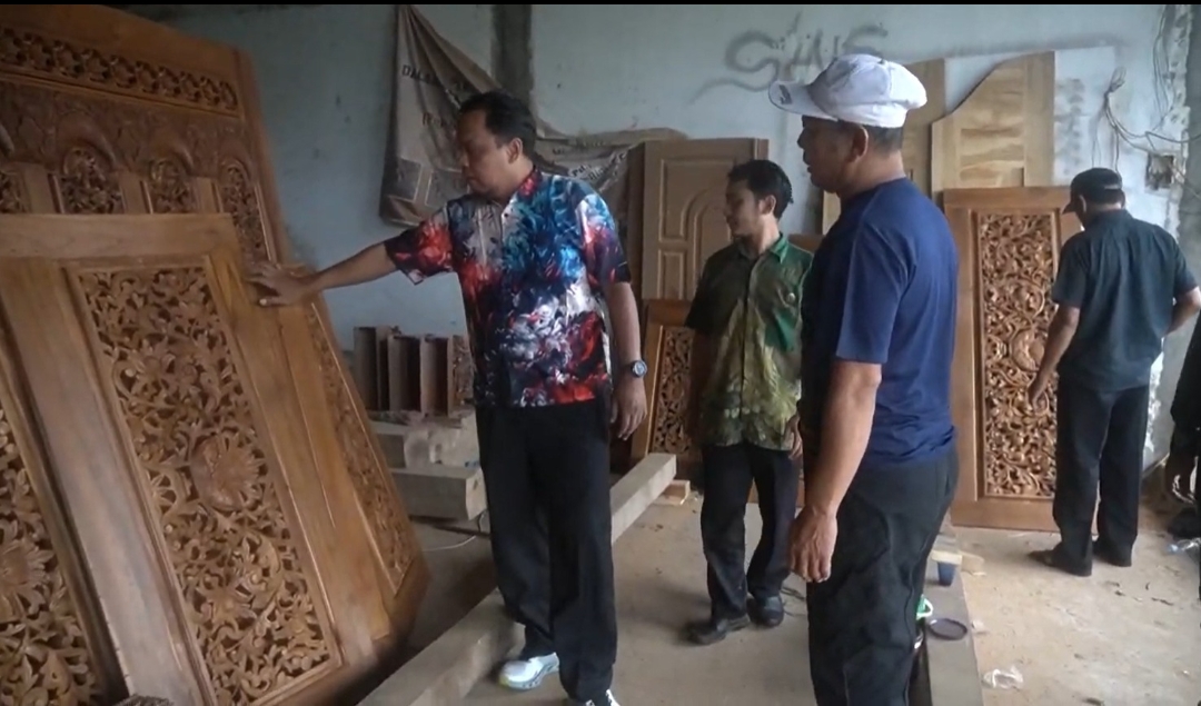 Tim pengabdian kepada masyarakat menunjukkan produk kerajinan seni gebyok di Desa Sidorekso, Kecamatan Kaliwungu, Kabupaten Kudus.