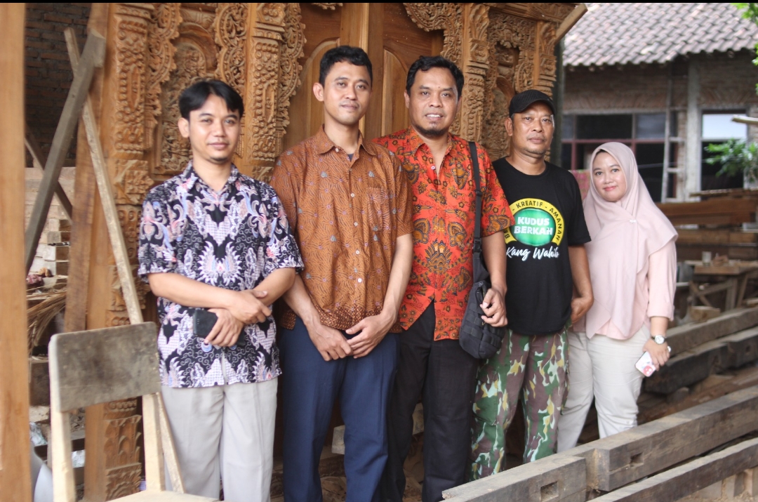 Tim Pengabdian kepada Masyarakat Skema Pemberdayaan Berbasis Kewirausahaan Lingkup Mitra Usaha Produk Unggulan Daerah (PM-UPUD) Tahun 2025 yang diketuai Dr. Nur Fajrie, S.Pd., M.Pd.