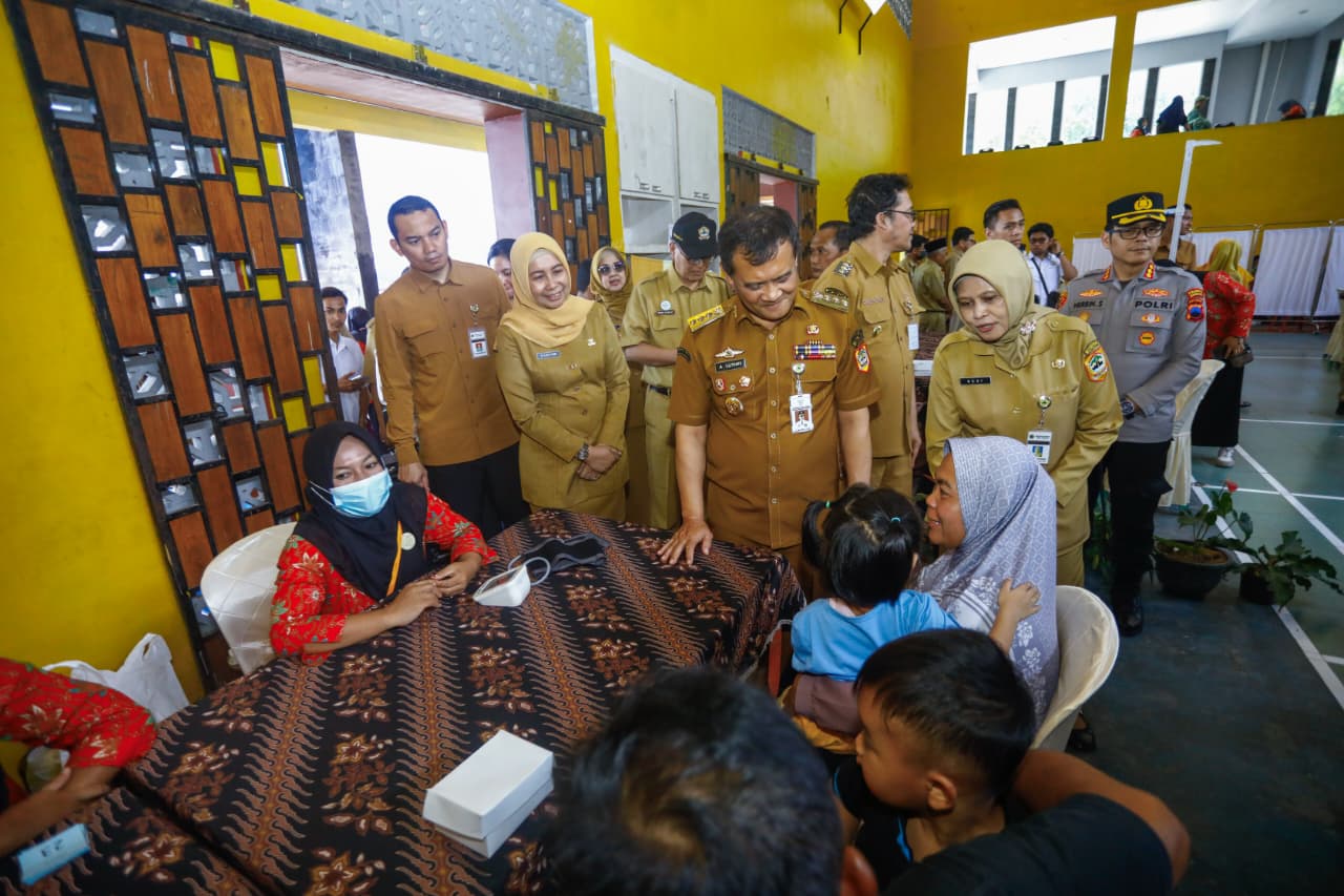 Guberbur Ahmad Luthfi saat menjinjau kegiatan Pelayanan kesehatan spesialistik &ldquo;Sehat Bareng Luthfi -Yasin&rdquo; yang dilaksanakan di Balai Desa Losari, Kecamatan Pakis, Kabupaten Magelang pd Senin, (22/9)