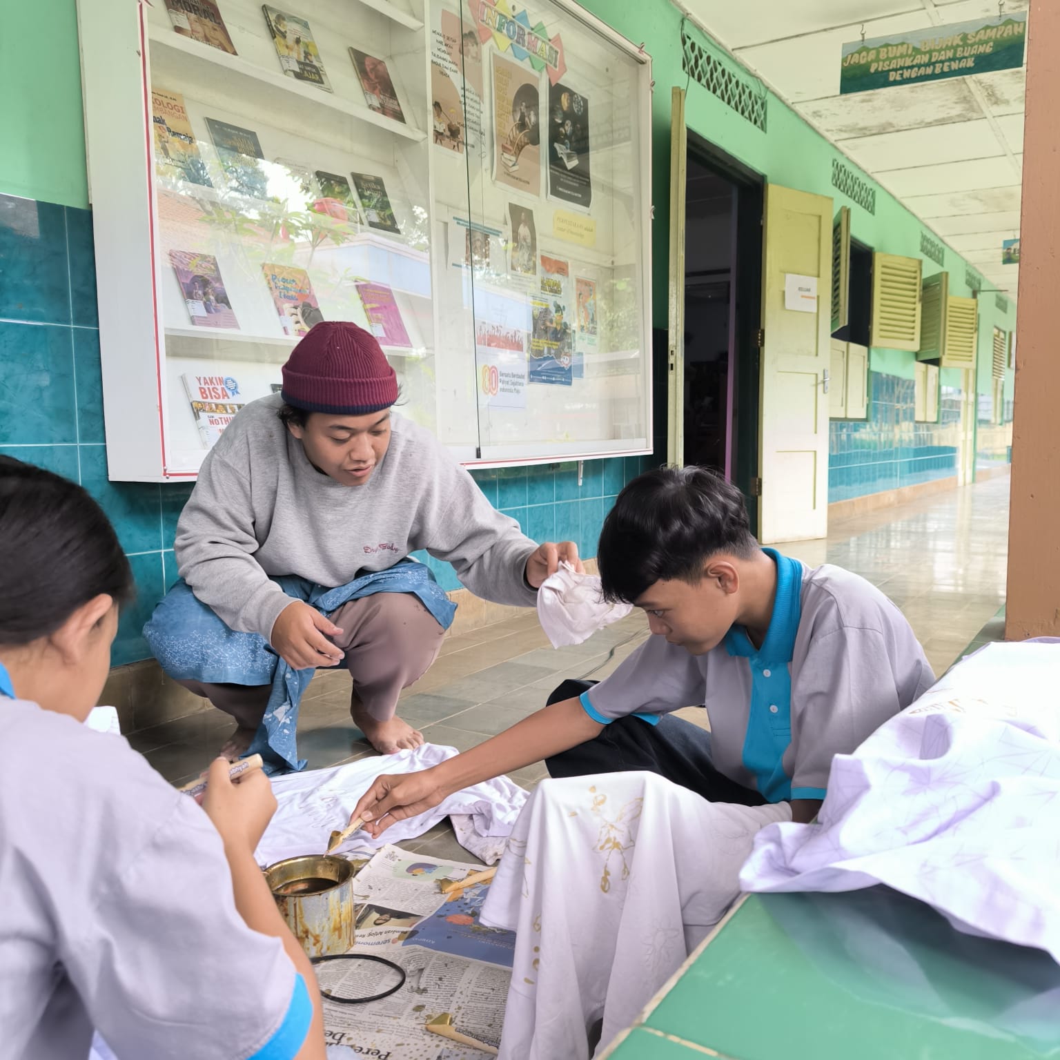 Kegiatan kokurikuler, SMP Stella Matutina mengadaka kegiatan membatik bersama pada Hari Senin-Rabu (22-24 September 2025).