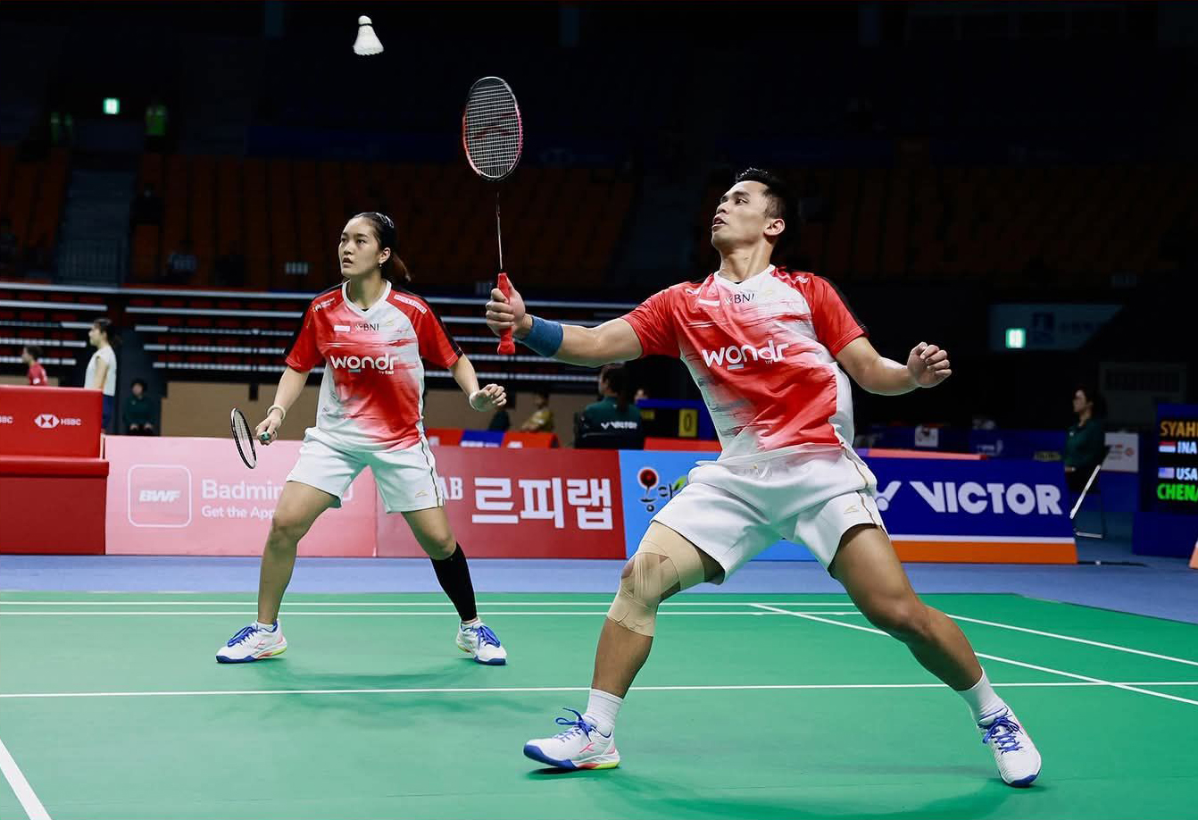 Amri Syahnawi/Nita Violina Marwah meraih kemenangan cepat melawan wakil Amerika Serikat, Chen Zhi Yi/Francesca Corbett 21-7, 21-9 di Suwon Gymnasium.