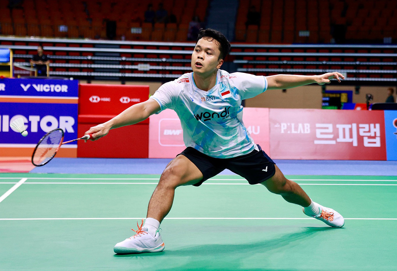 Anthony Sinisuka Ginting berhasil mengatasi perlawanan Jepang, Yushi Tanaka dengan skor 21-17, 21-17 dalam waktu 49 menit.