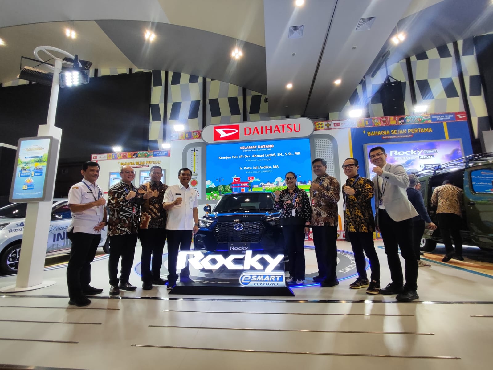 Gubernur Jateng Ahmad Luthfi mengunjungi booth Astra Daihatsu Motor.