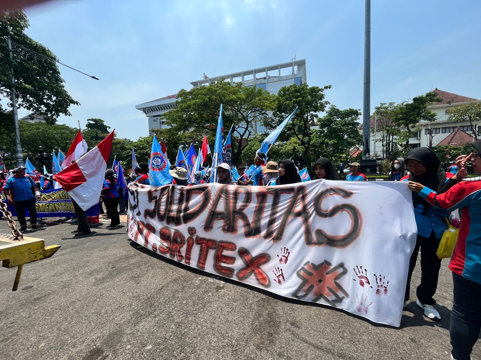 Eks karyawan PT Sritex menggelar aksi demonstrasi di Jalan Pahlawan, Rabu (24/9).